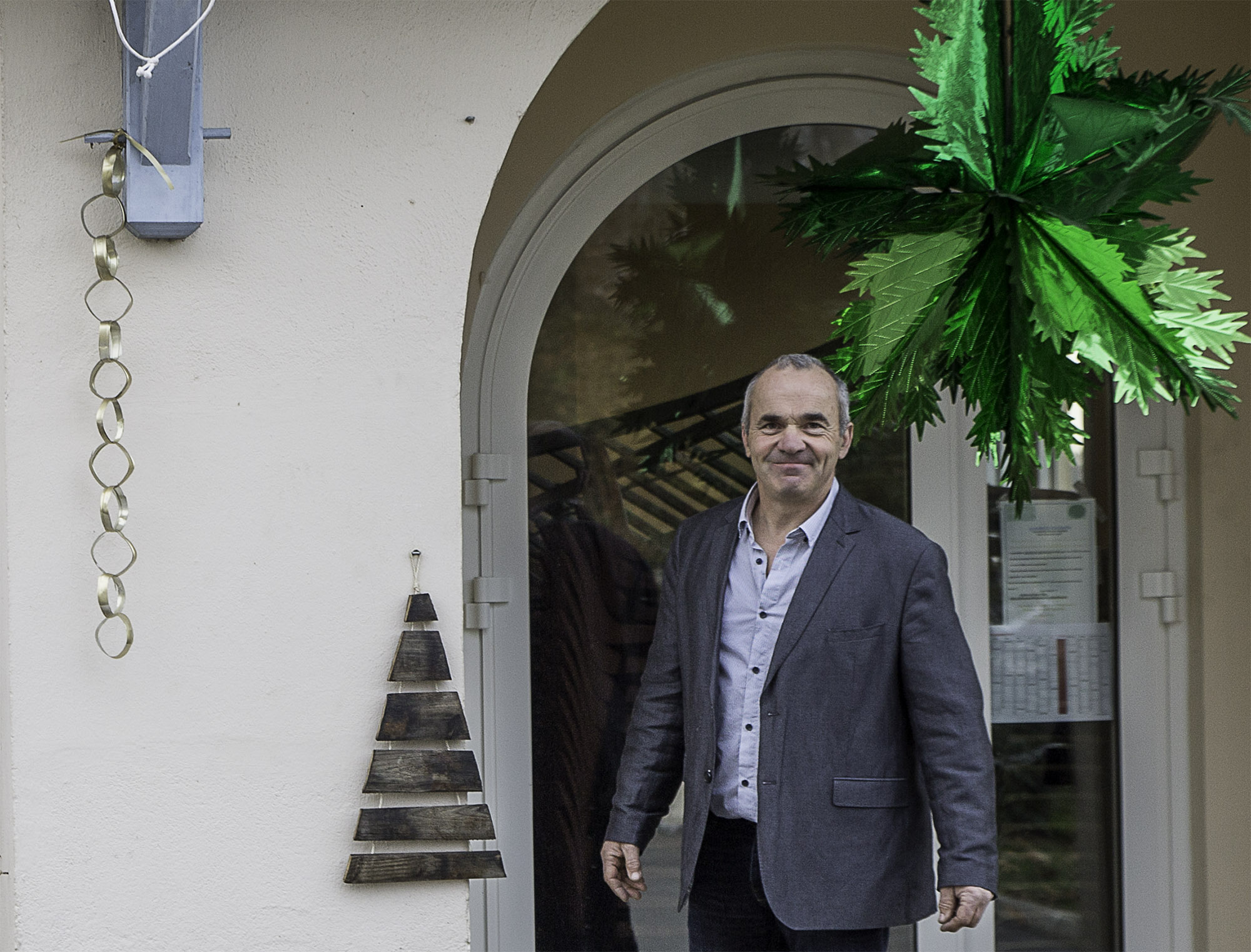 2 Thierry Sain-Martin va nous montrer les décorations de la salle des fêtes 1bis 111216.jpg