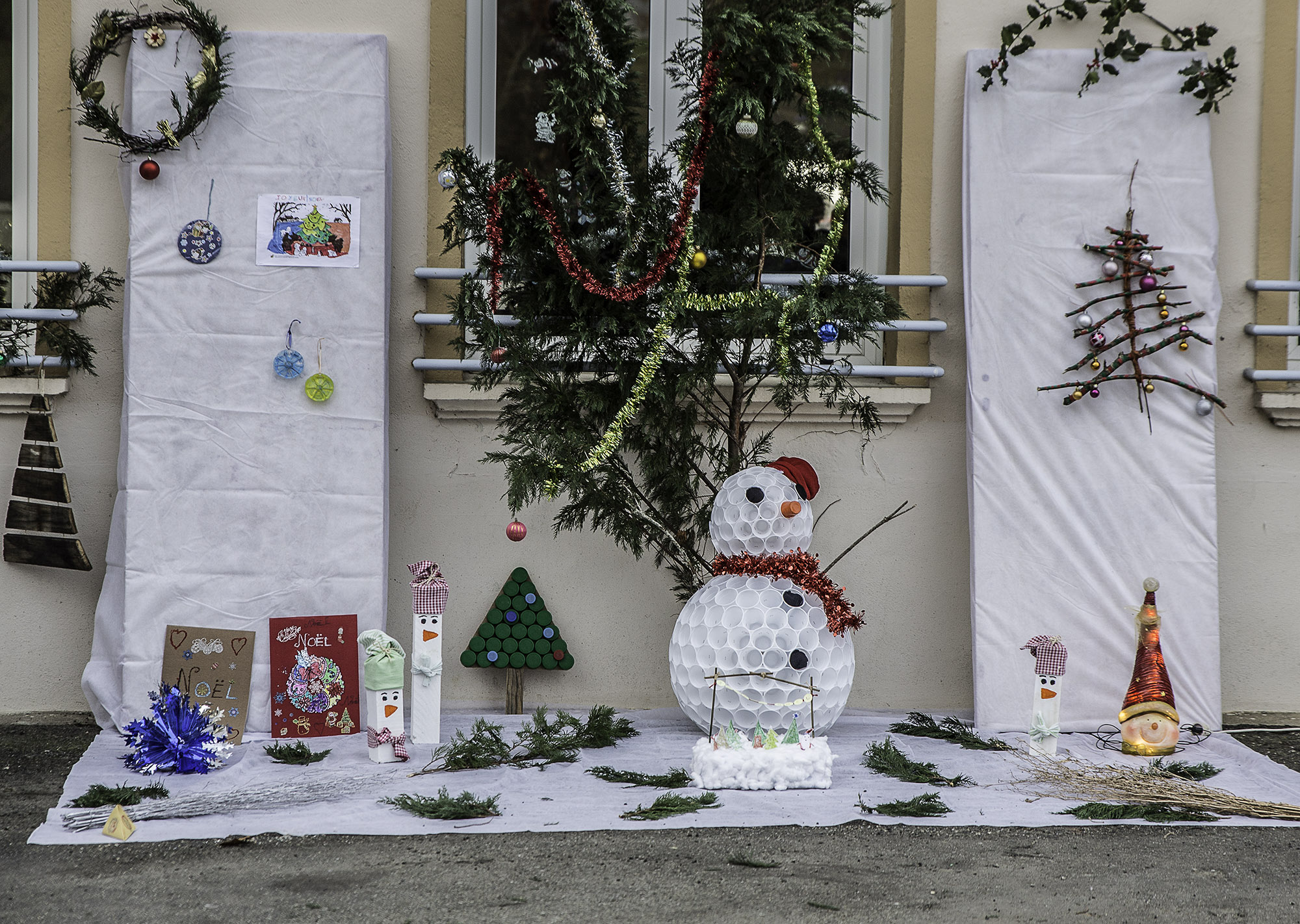 3 Décorations à l'extérieur de la salle des fêtes 1bis 111216.jpg