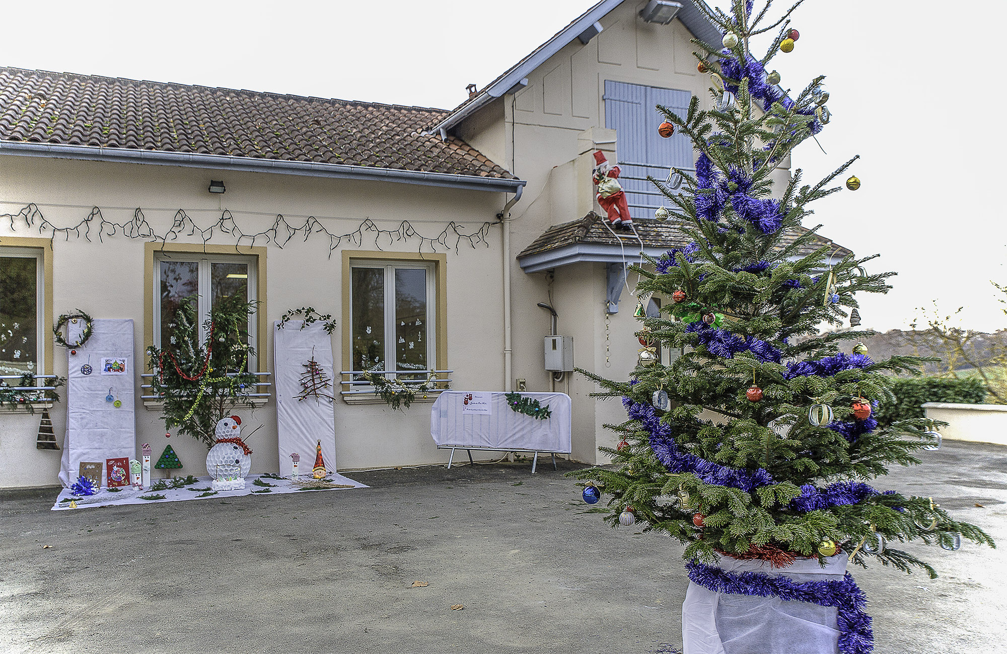 4 Ensemble des décorations à l'extérieur de la salle des fêtes 1bis 111216.jpg