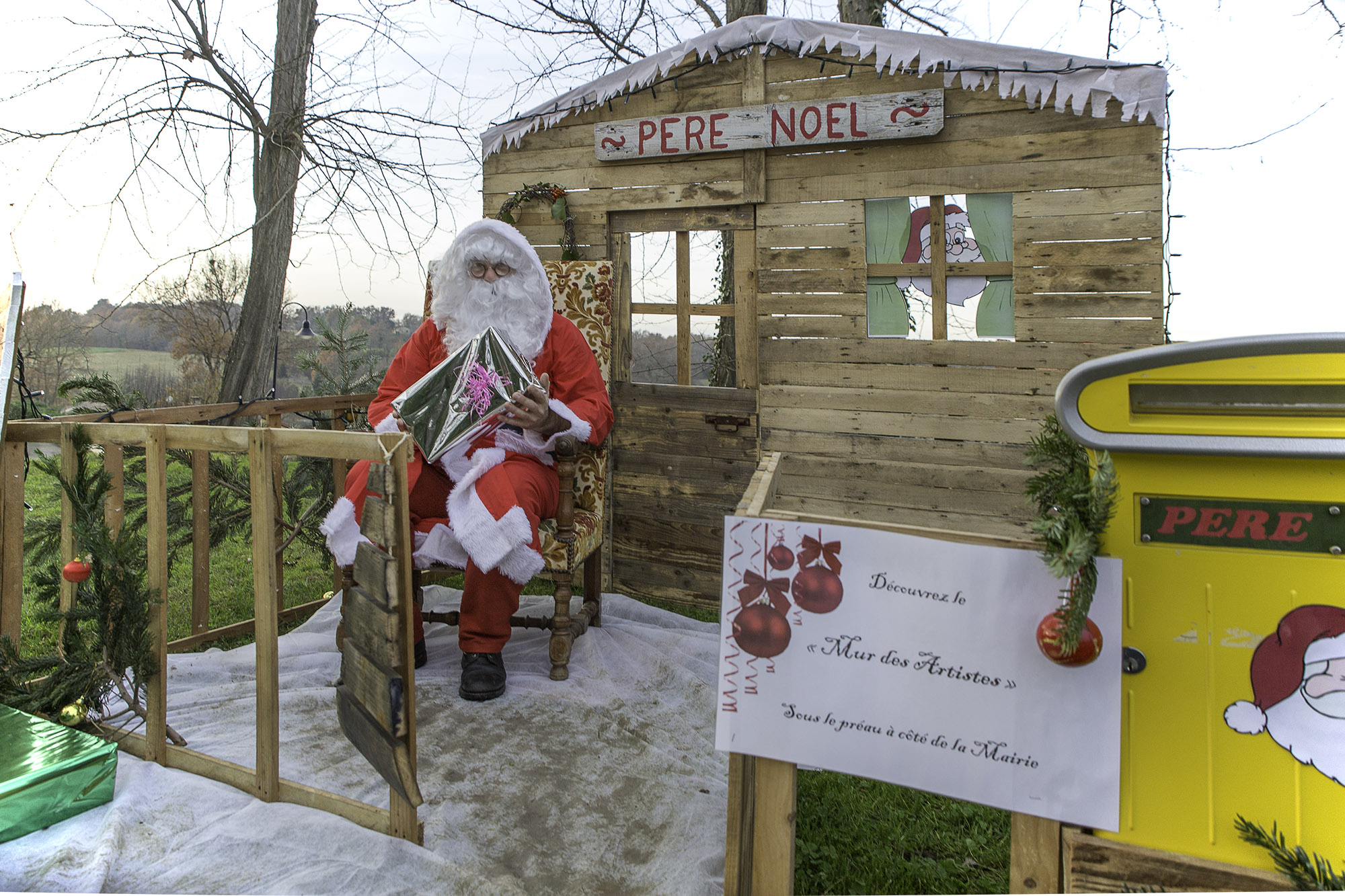 1 On a admiré la maison du Père Noël et sa décoration 1bis 111216.jpg