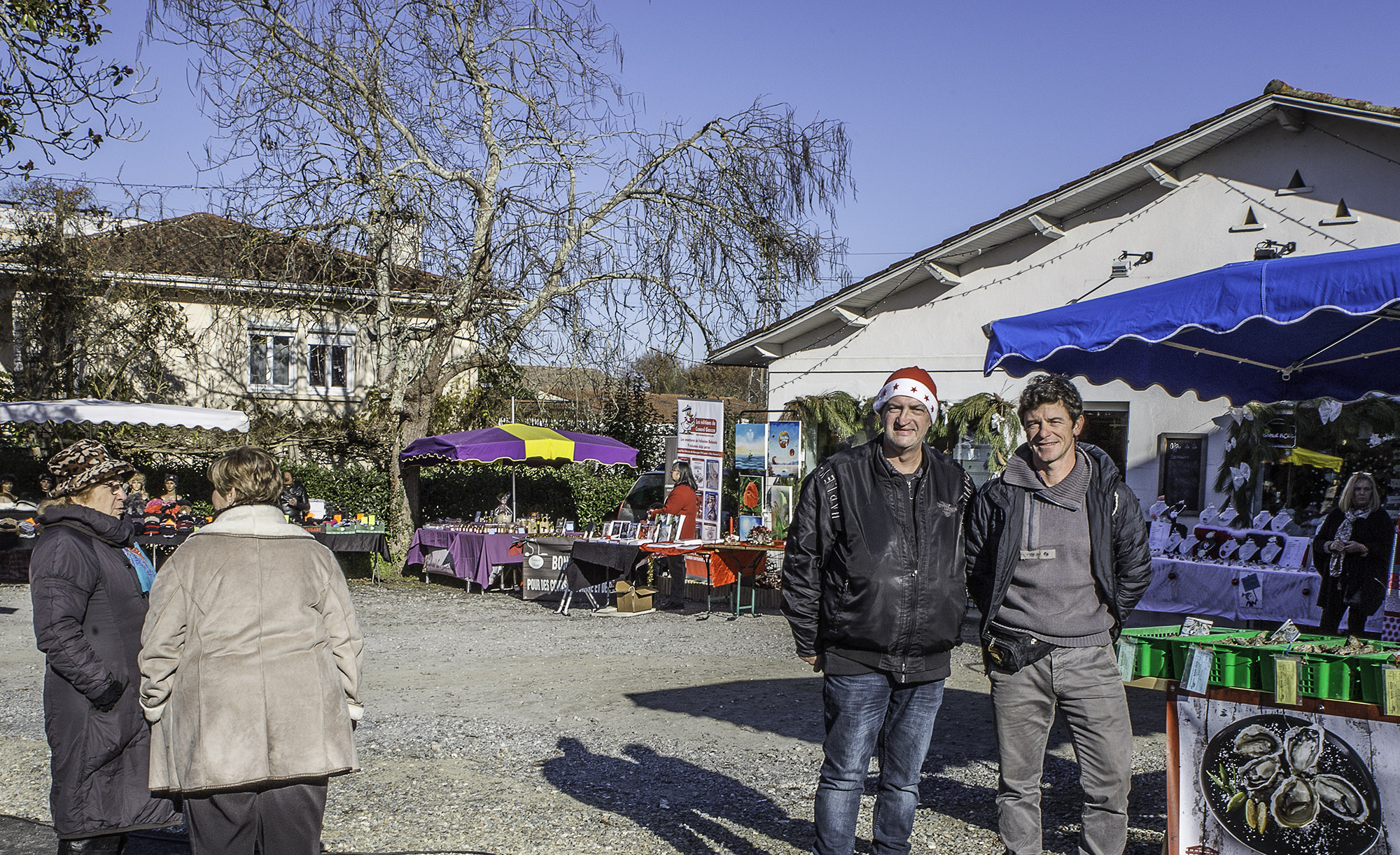 3 Un côté du marché avec des huîtres 1bis 221216.jpg