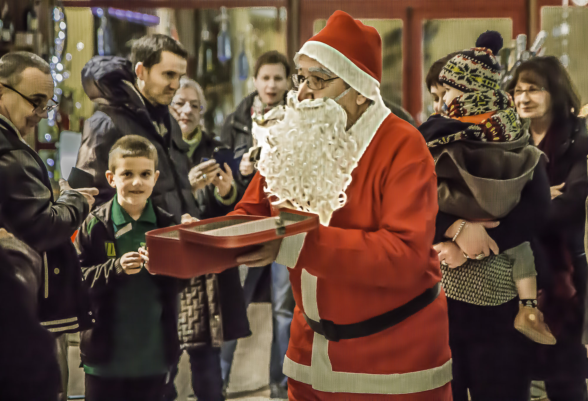 3 Le Père Noël offre des friandises 1bis 211216.jpg