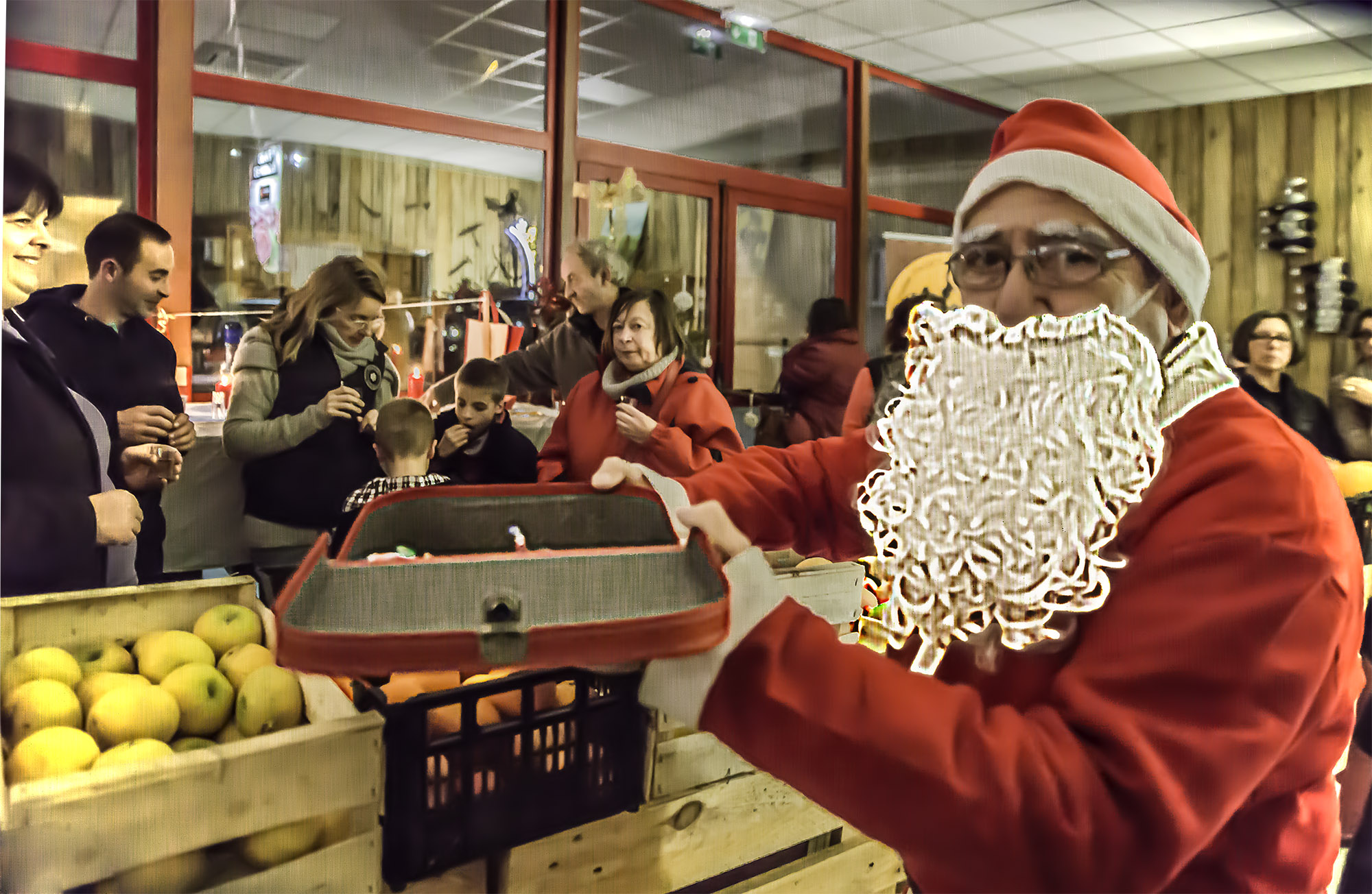 2 Le Père Noël offre des friandises 1bis 211216.jpg