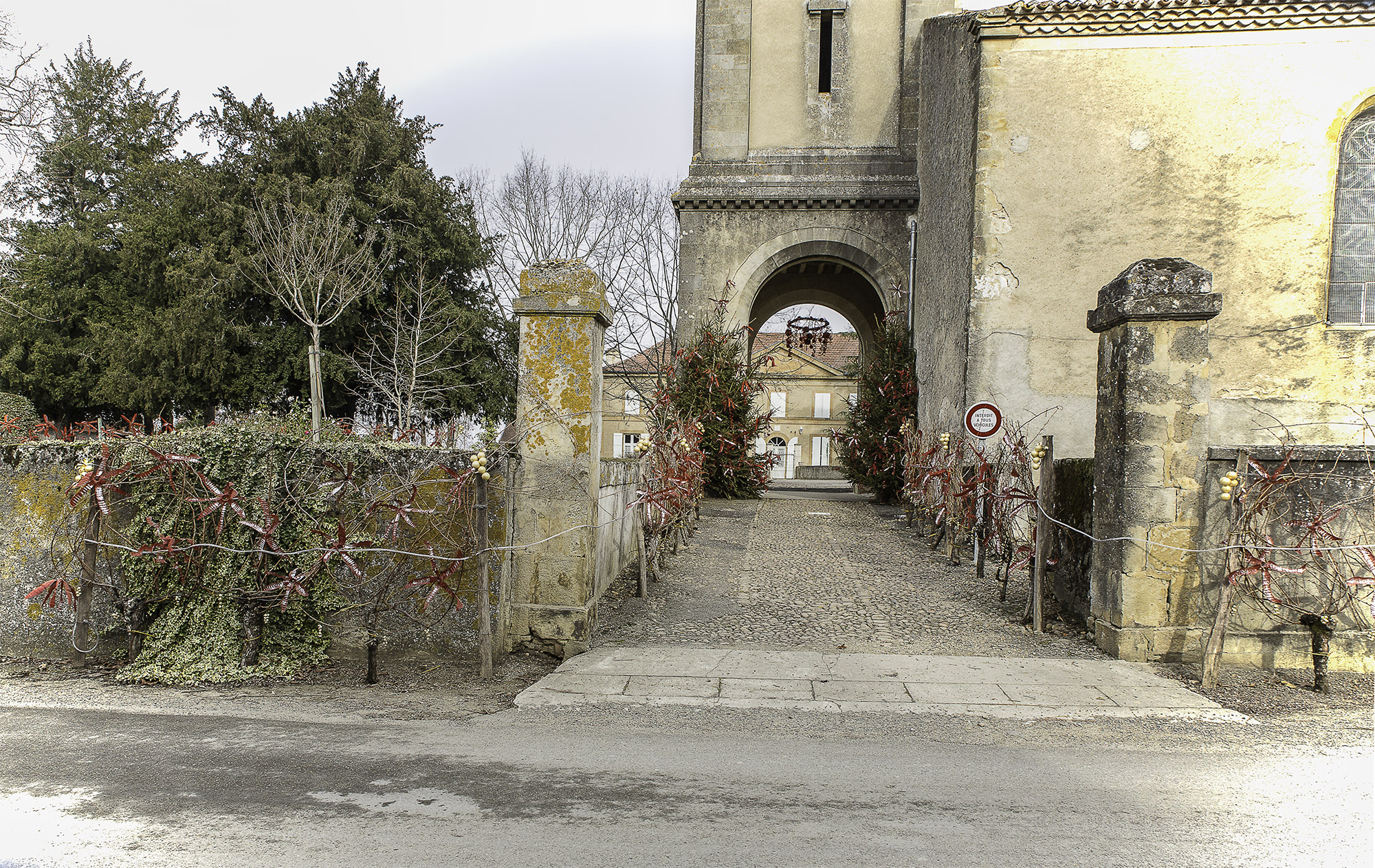 d L'entrée de l'église est très décorée 1bis 191216.jpg
