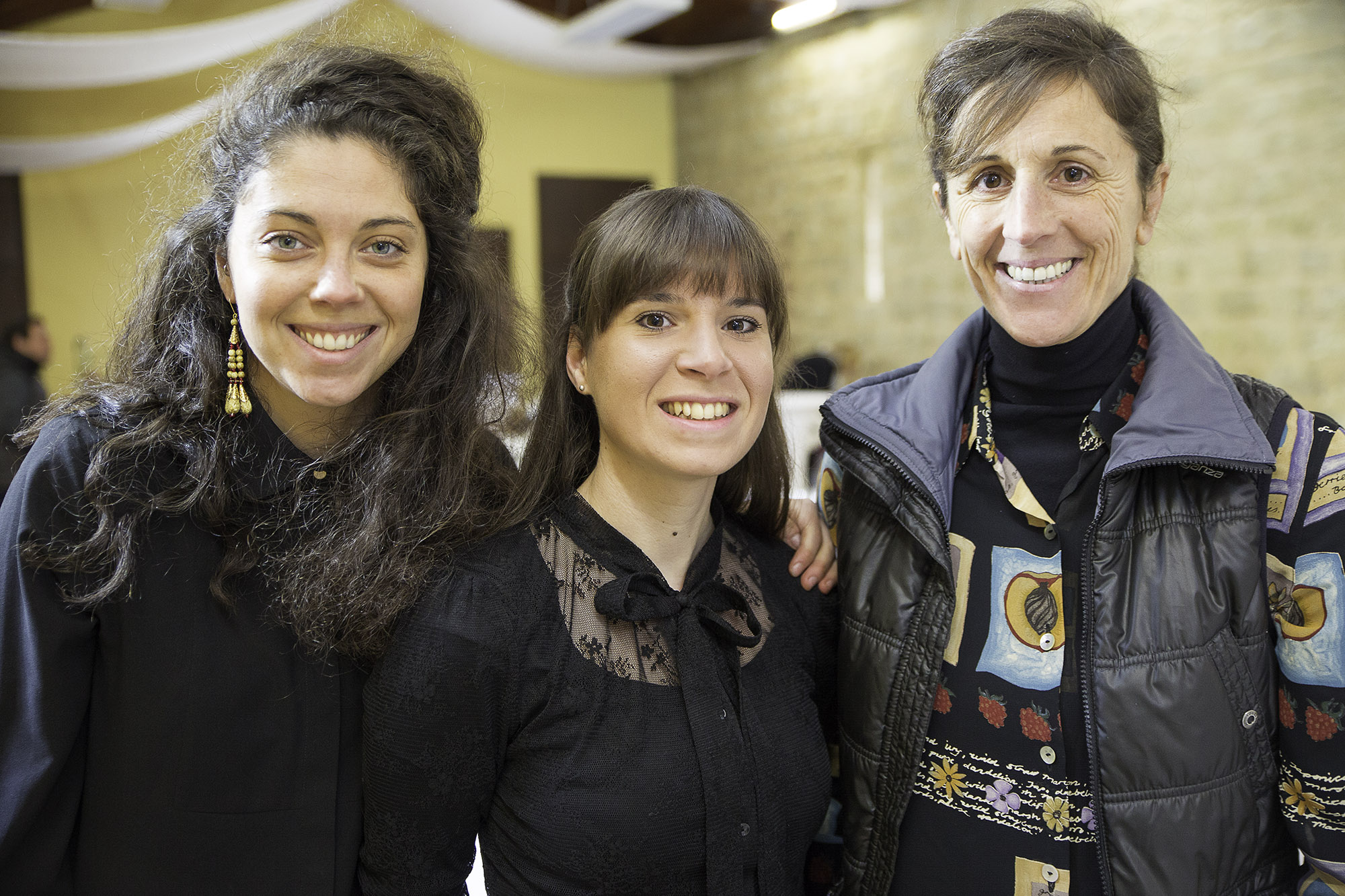 4 3 des dames qui servent les vins 1bis 300117.jpg