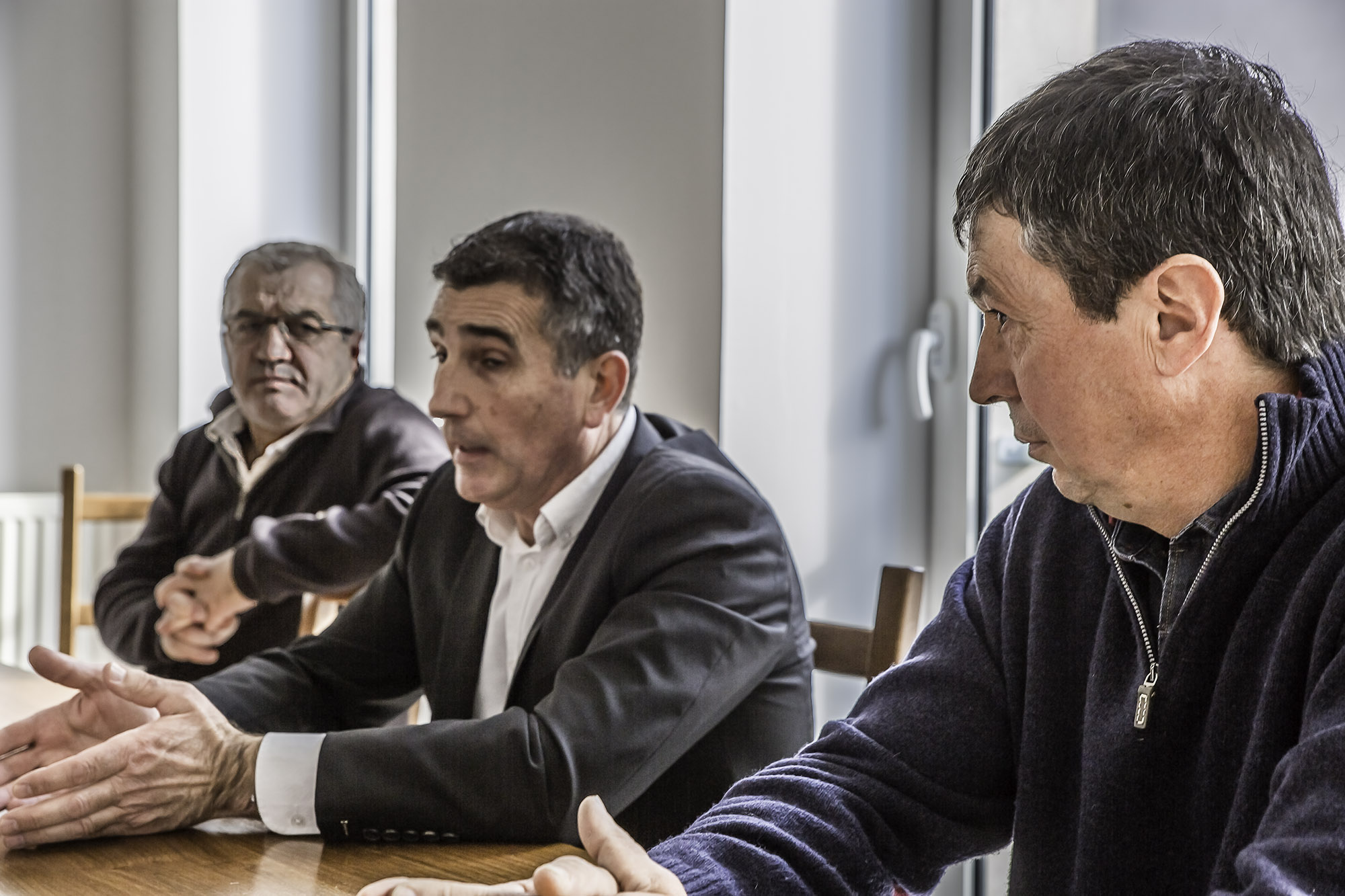 2 Le maire entouré de 2 conseillers municipaux 1bis 230117.jpg