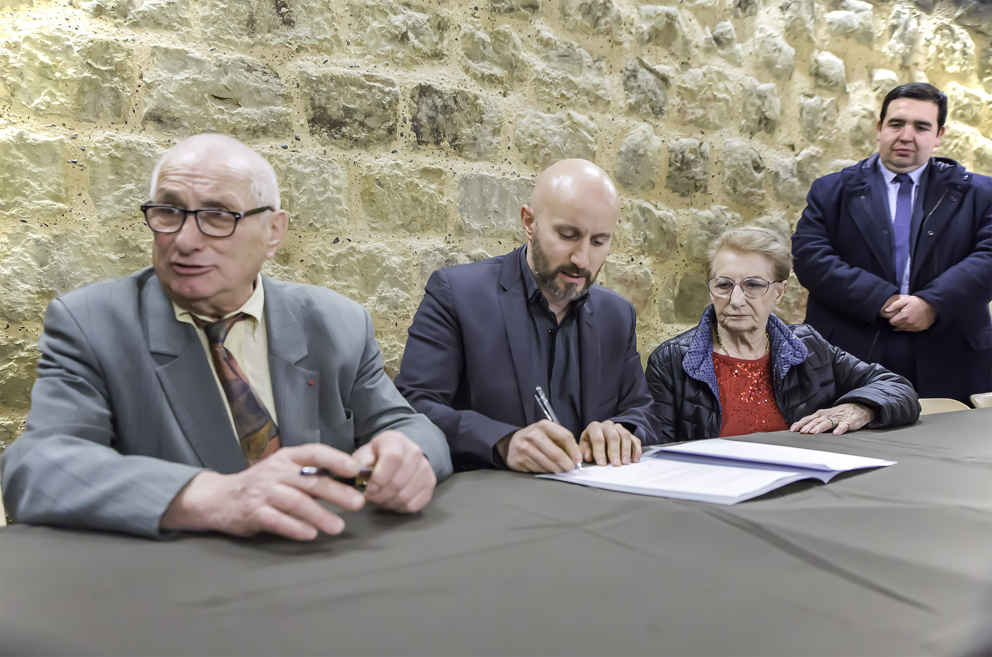 5 Bernard Cassagnet Thibault Renaudin qui signe Danièle Renaudin et Vincent Gouanelle 1bis 030217.jpg