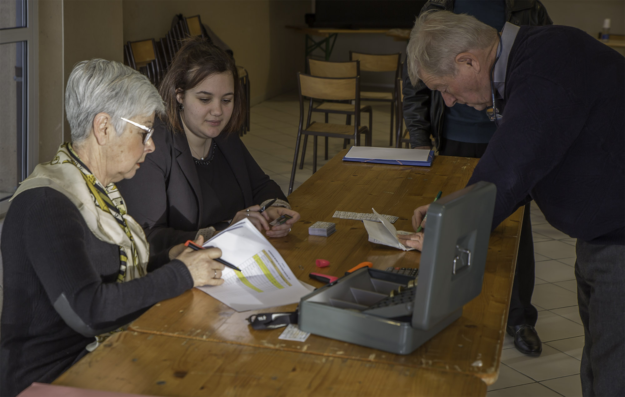 1 Jacques Tartas paye sa cotisation à Jessica Aragon et Jeanne Sors 1bis  040217.jpg