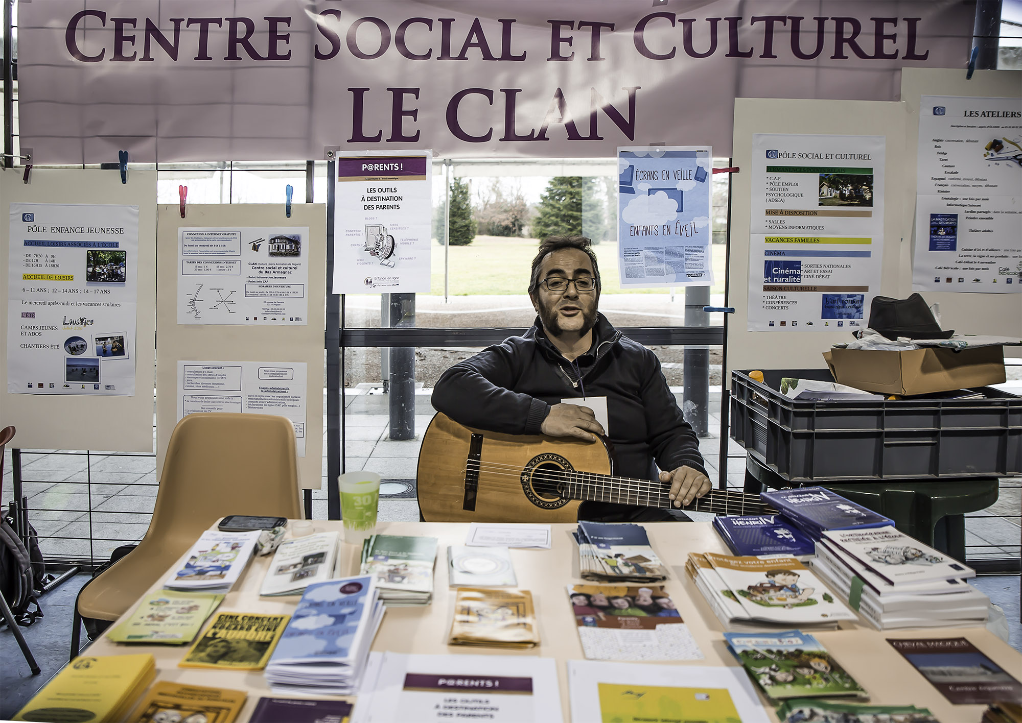 6 Stand du Clan avec un musicien 1bis 050217.jpg