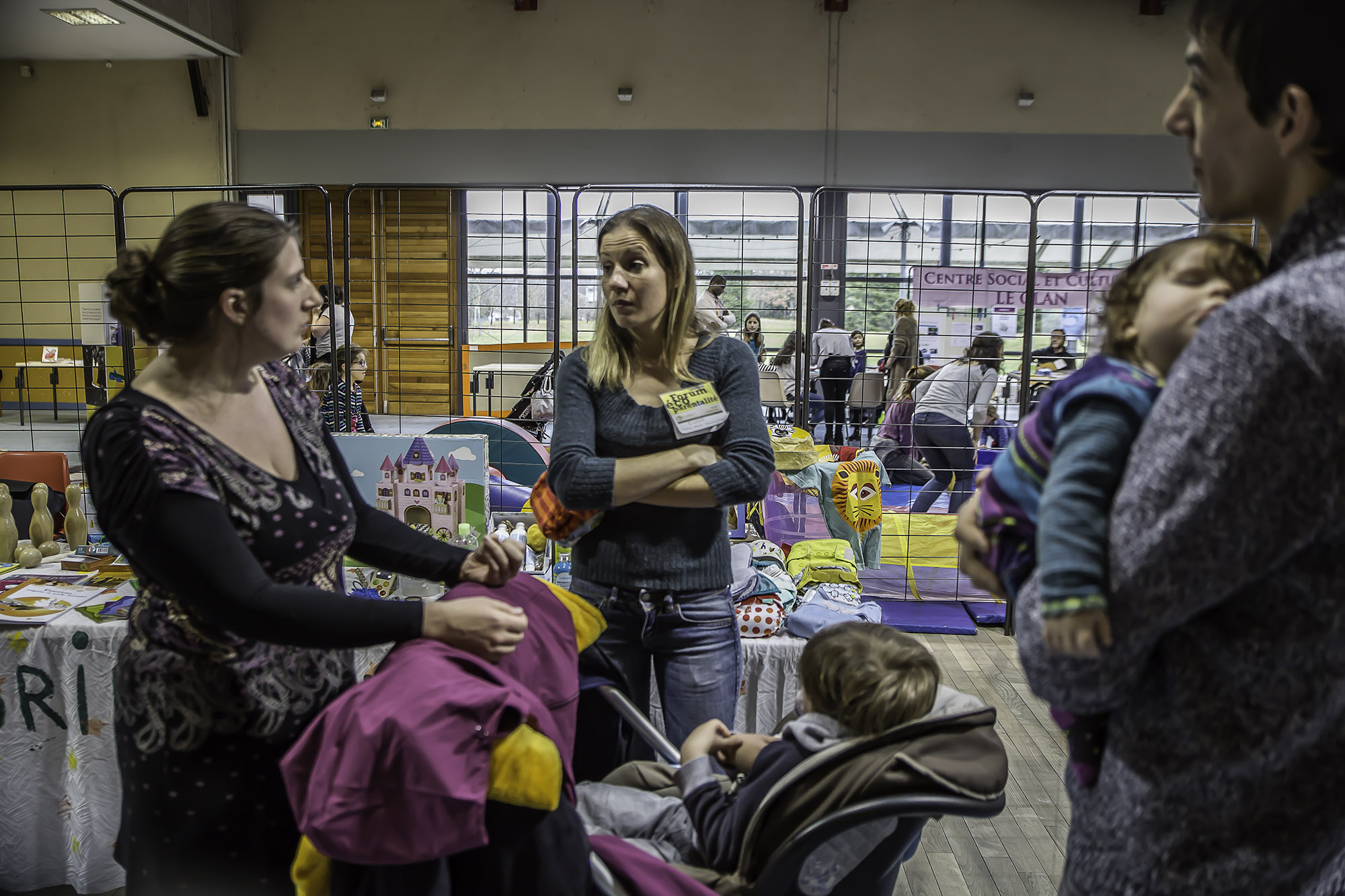 2 Des parents discutent avec une organisatrice 1bis 050217.jpg