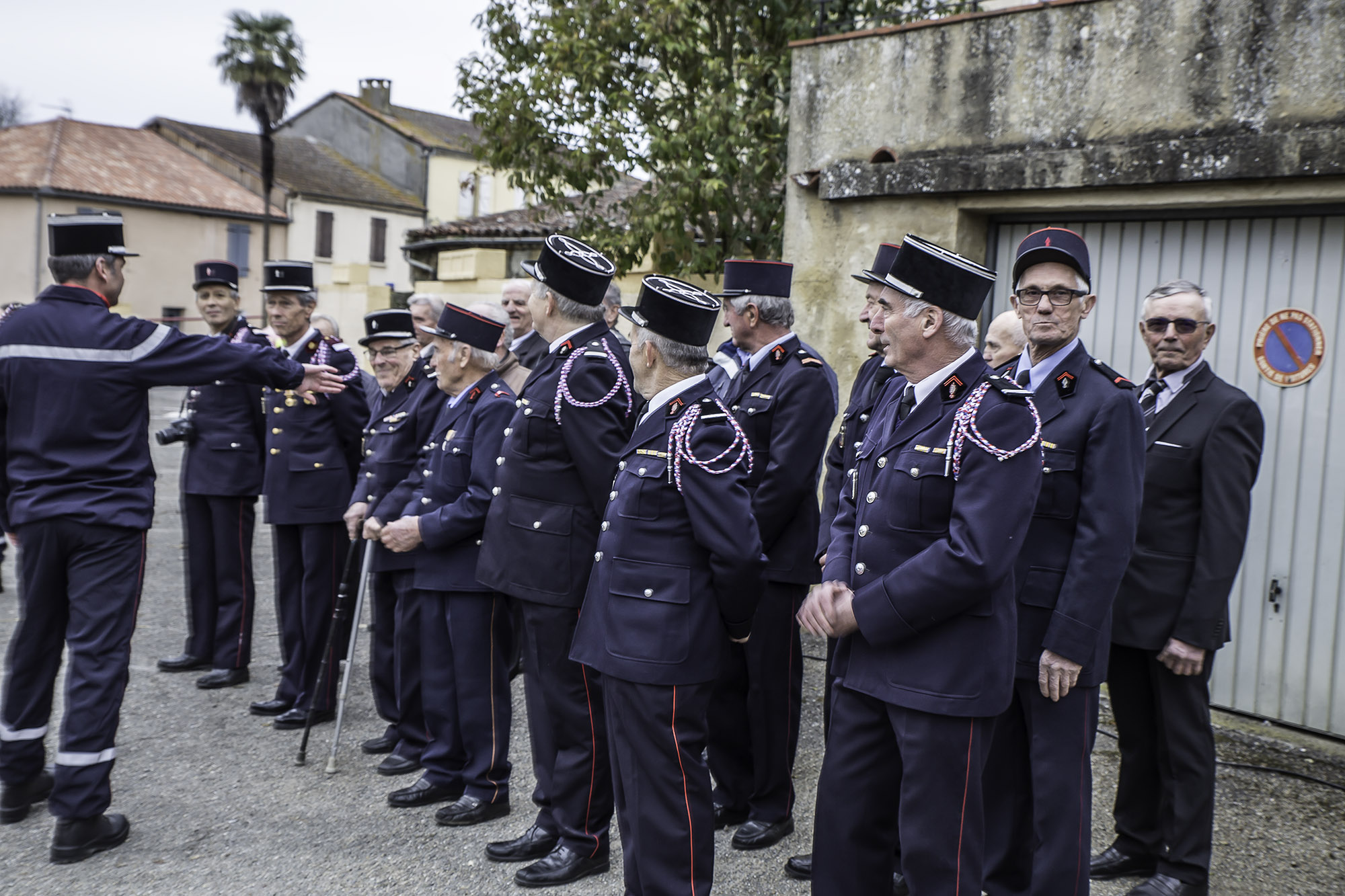 6 Le commandant Benjamin Gabal commence la mise en place du dispositif ici les vétérans 1bis 110217.jpg
