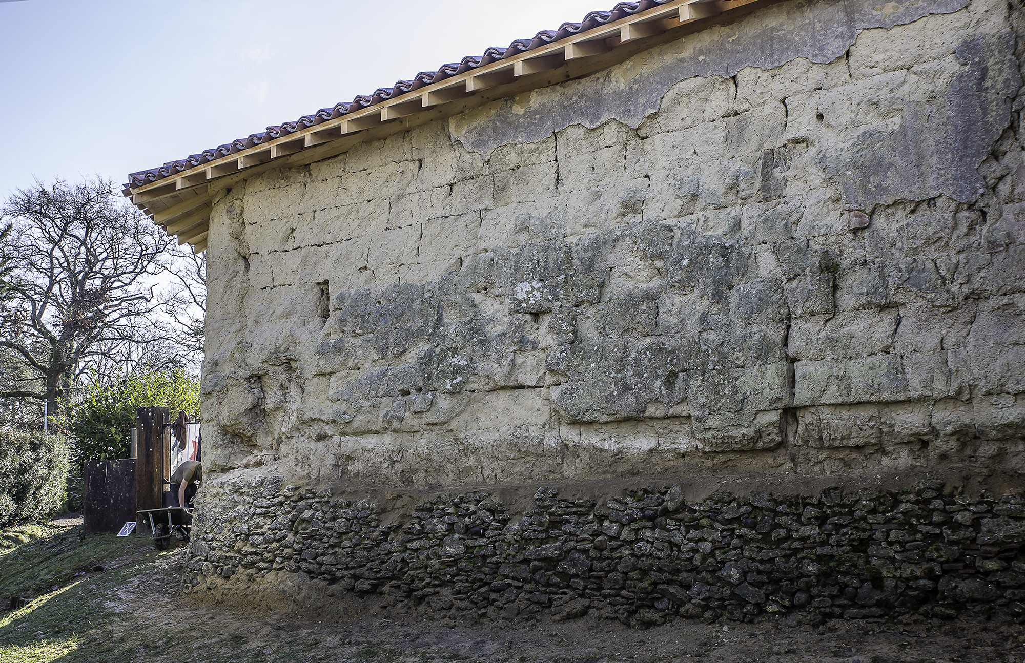 6 Ce mur n'étant plus abrité par un toit très débordant le renfort de pierres protège de la pluie le bas 1bis 140217.jpg