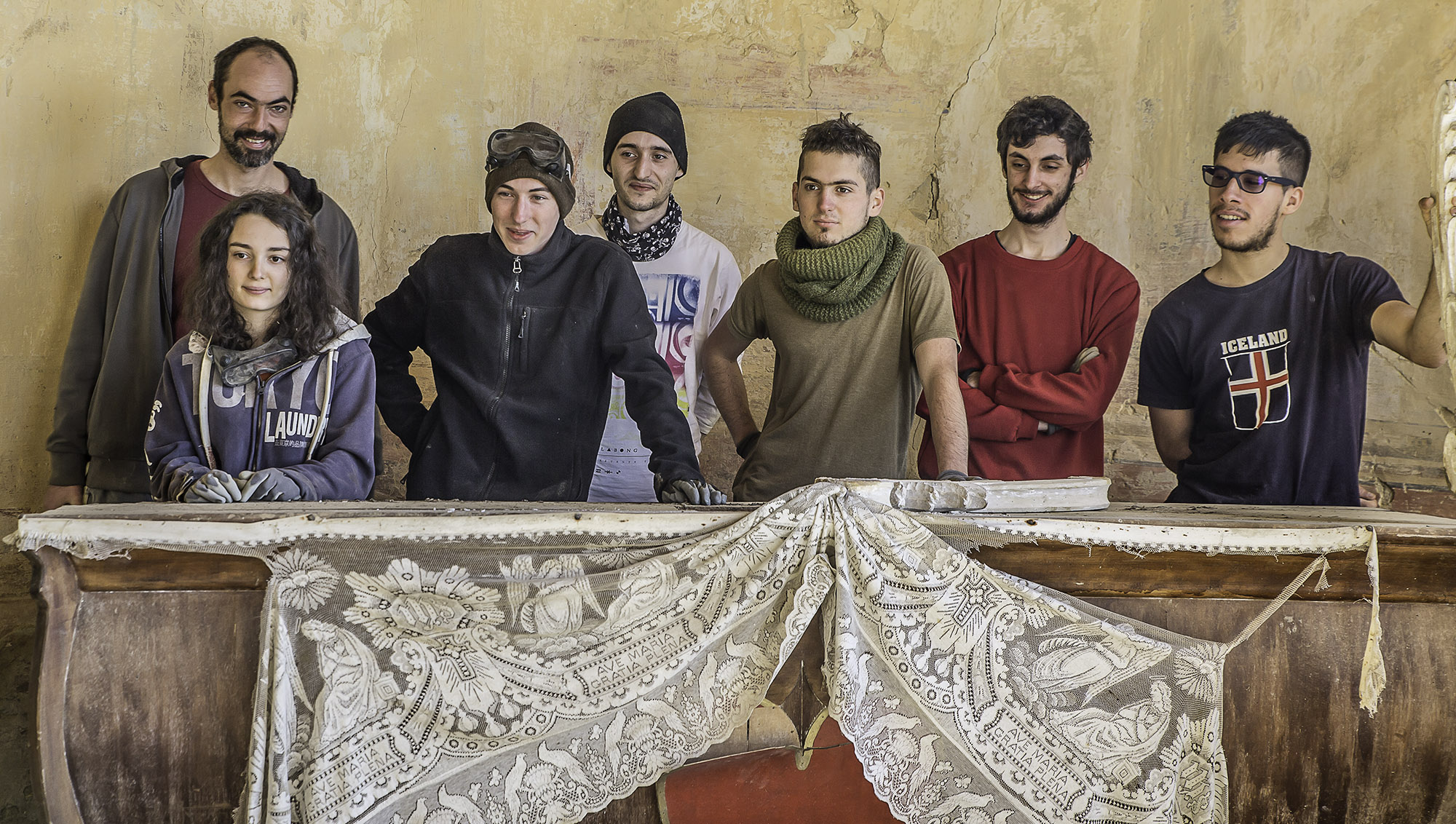 10 Les jeunes volontaires avec Nicolas Tchékhoff  derrière lemplacement de l'autel 1bis 140217.jpg