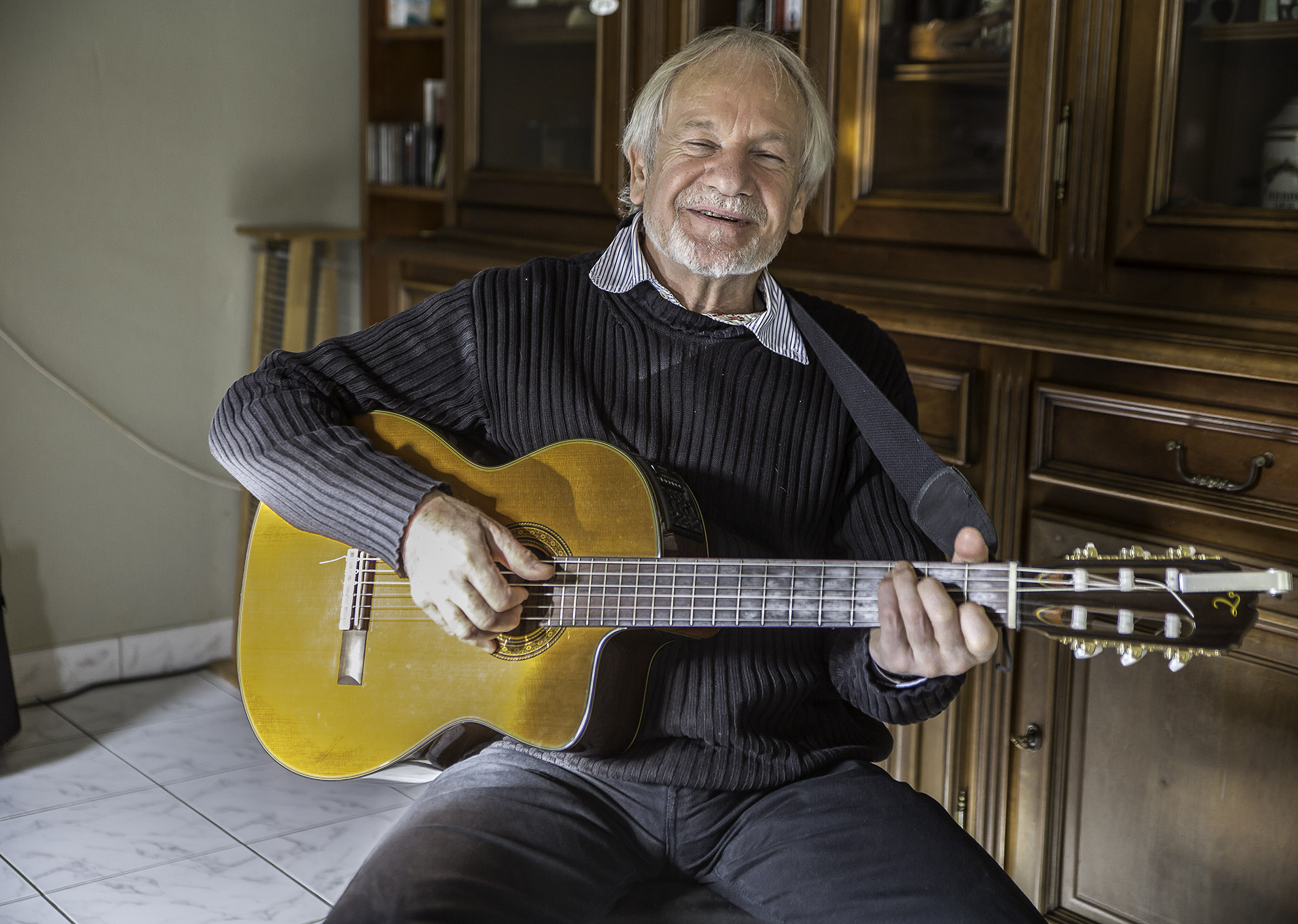 b Hubert Van Agt a accepté gentiment de prendre sa guitare en main pour la photo 1bis 191216.jpg