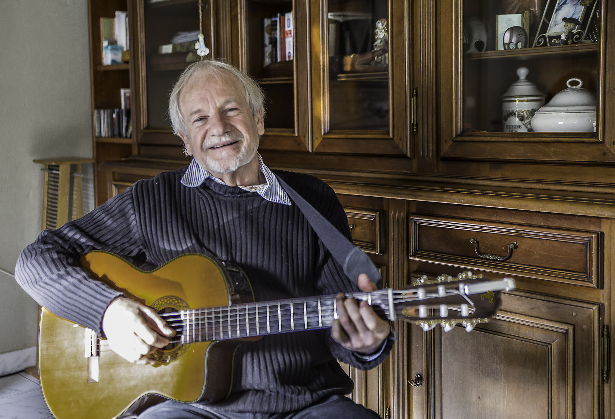 c Autre attitude de Hubert Van Agt avec sa guitare 1bis 191216.jpg