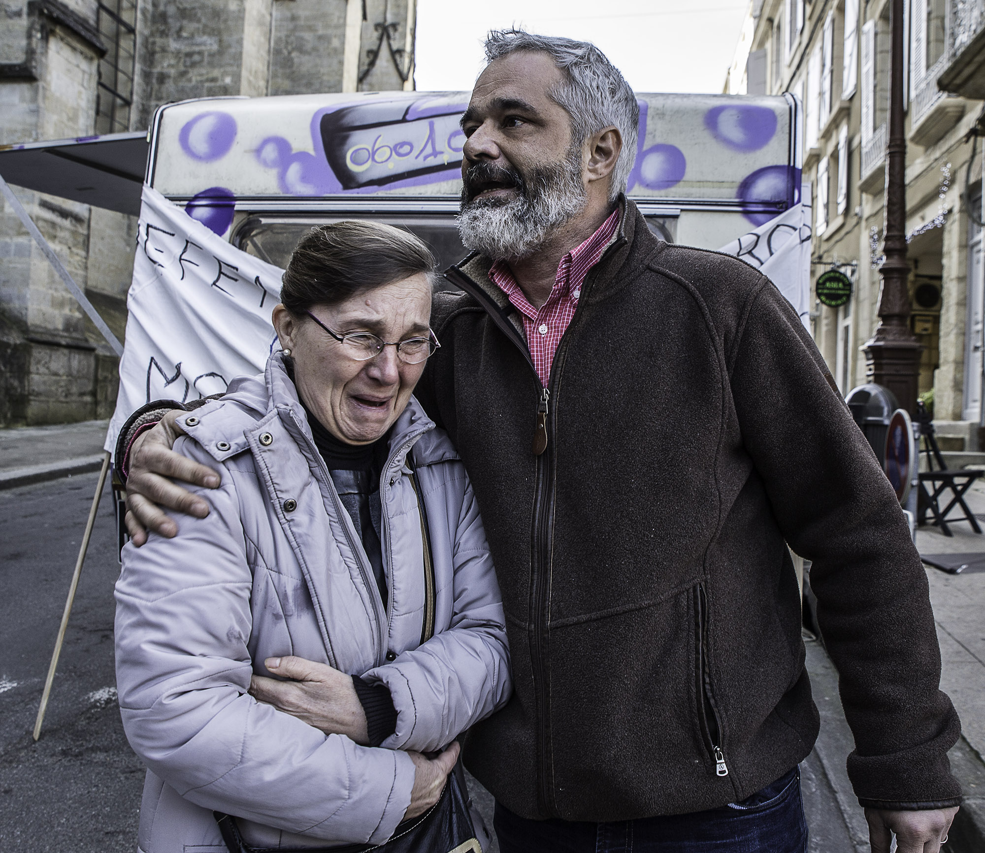 8 La grand-mère du petit Ali est en pleurs ; la commissaire lui aurait dit que c'était normal que le père lait emmené Ali 1bis 210217.jpg