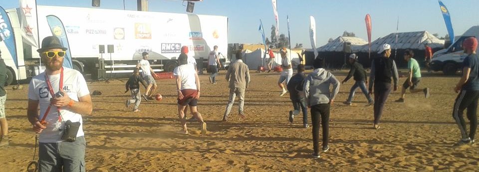 partie de foot avec les enfants marocains.jpg