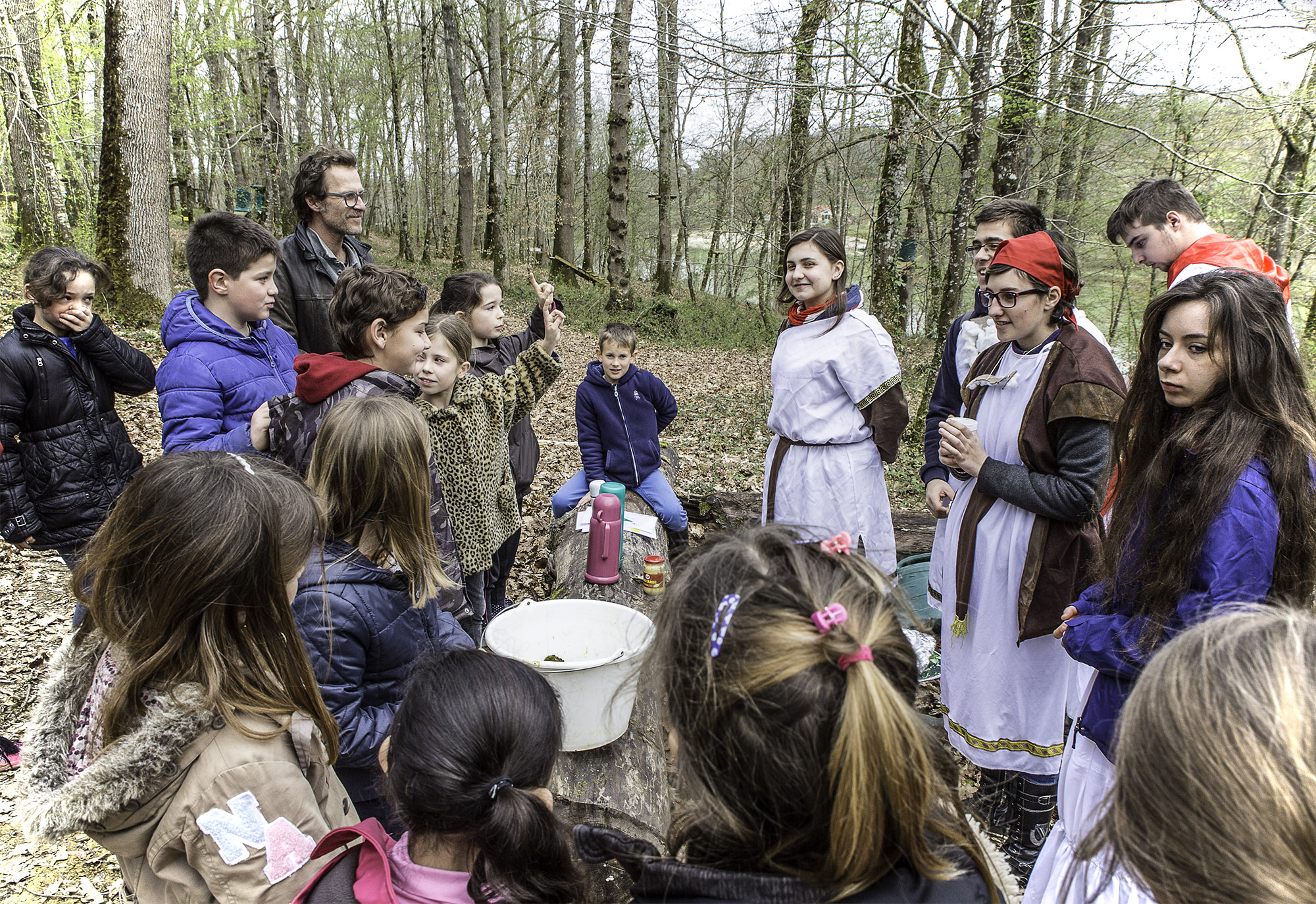 8 Les enfants très intéressés par l'atelier gaulois 1bis 210317.jpg