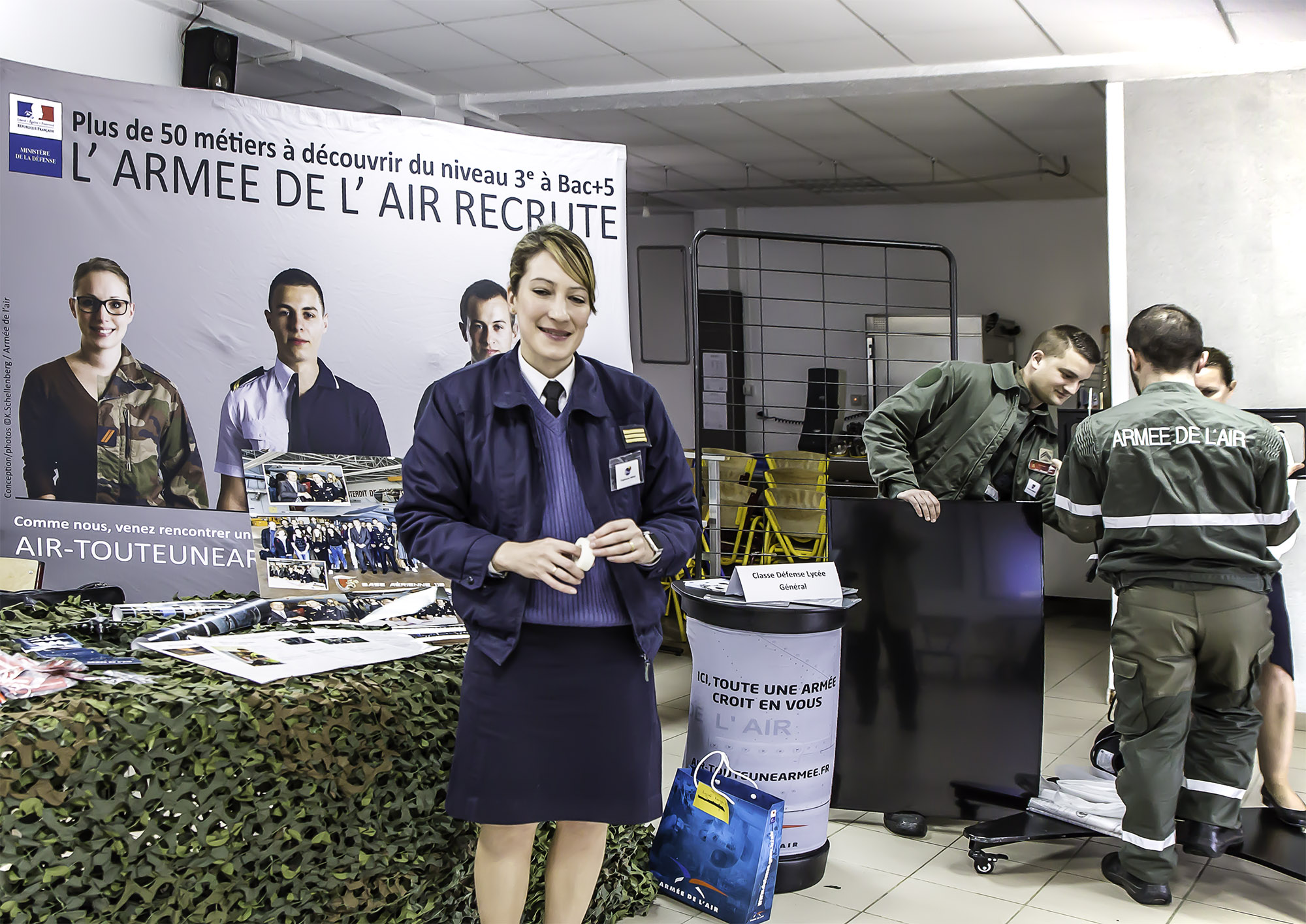 1 Un capitaine anime le stand de l'Armée de l'Air 1bis 250317.jpg