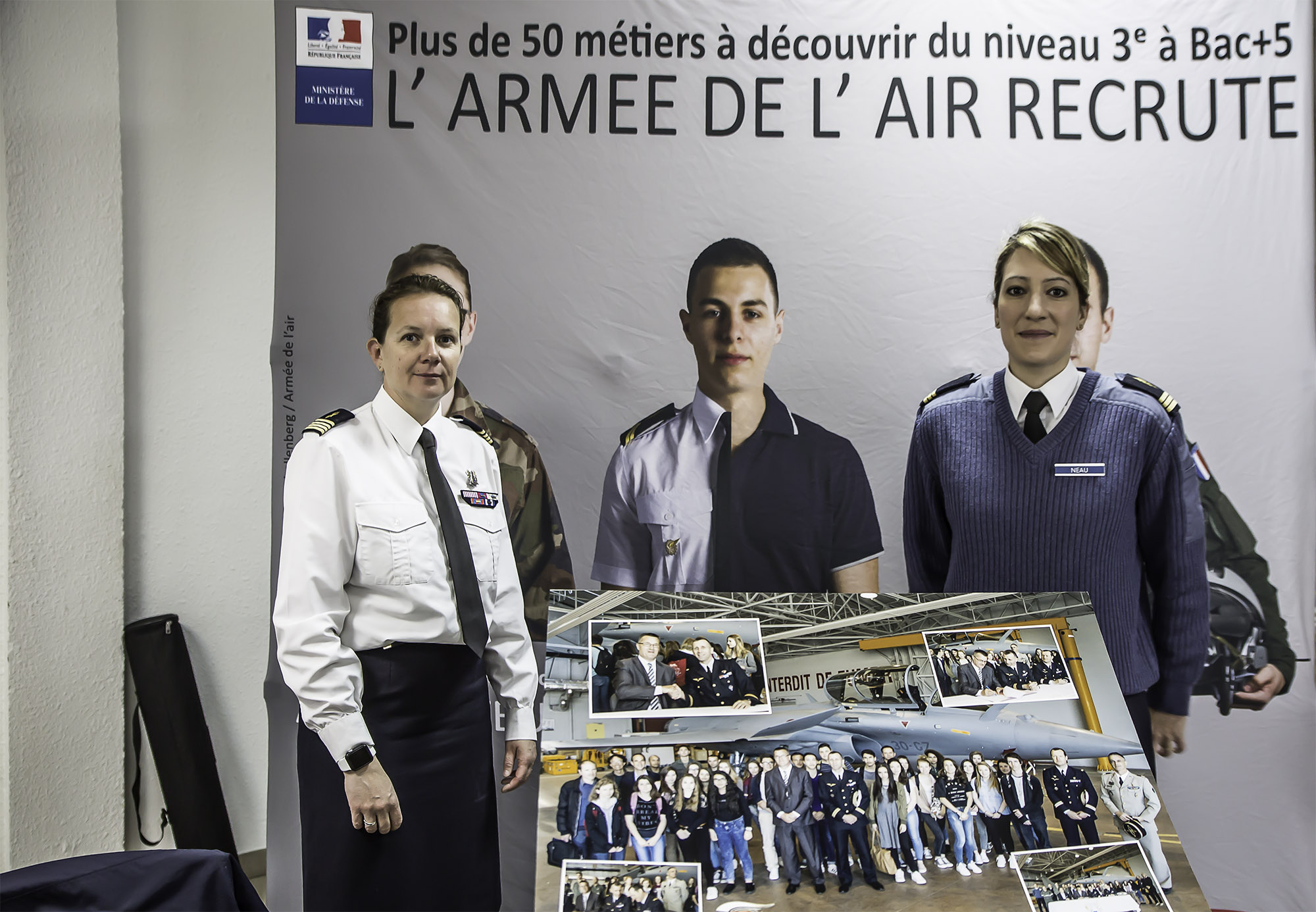 5 Le cdt Graziana et le Cn Neau posent devant l'affiche 1bis250317.jpg