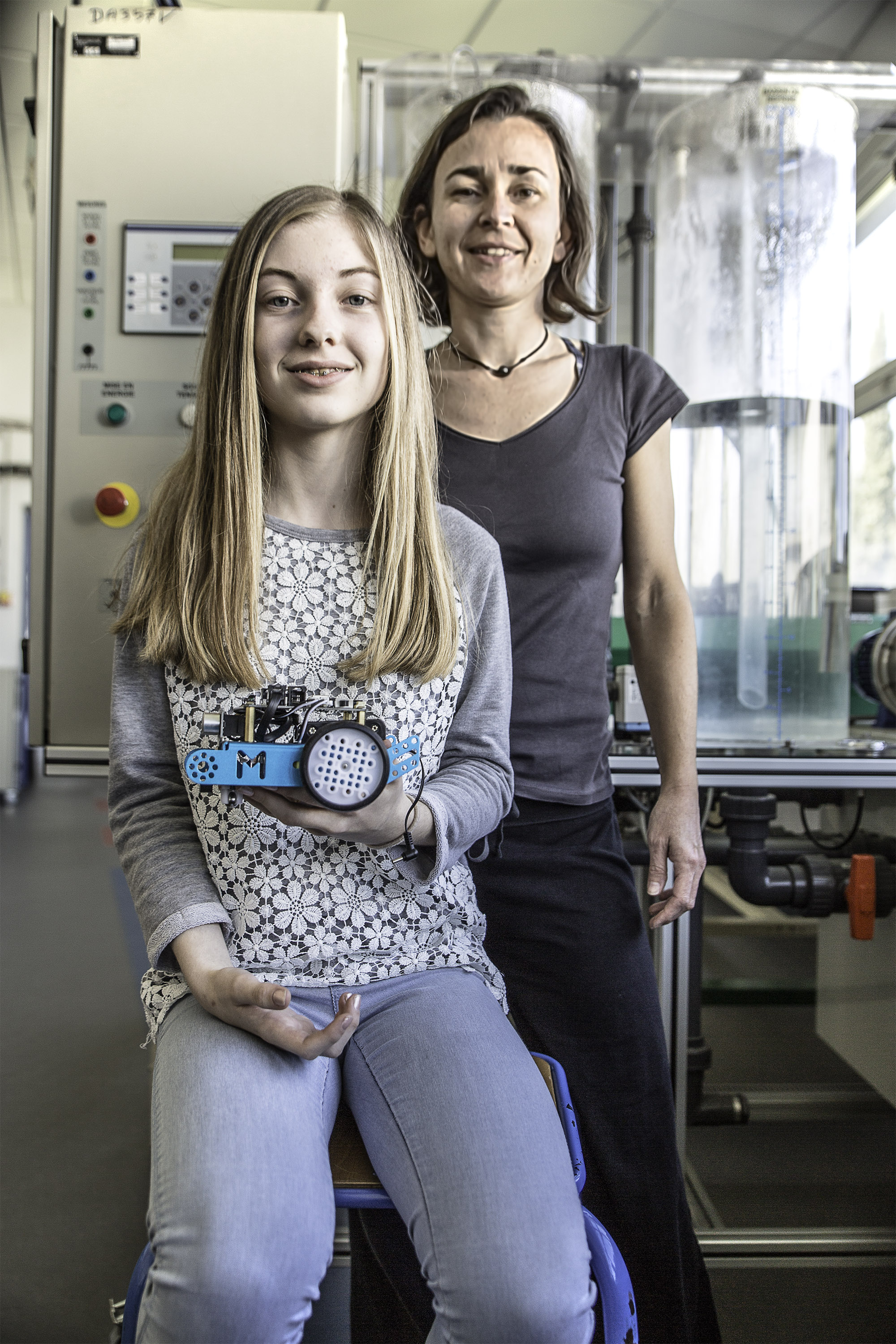3 Marthe et Angelik Nowak montrent un petit robot 1bis 290317.jpg
