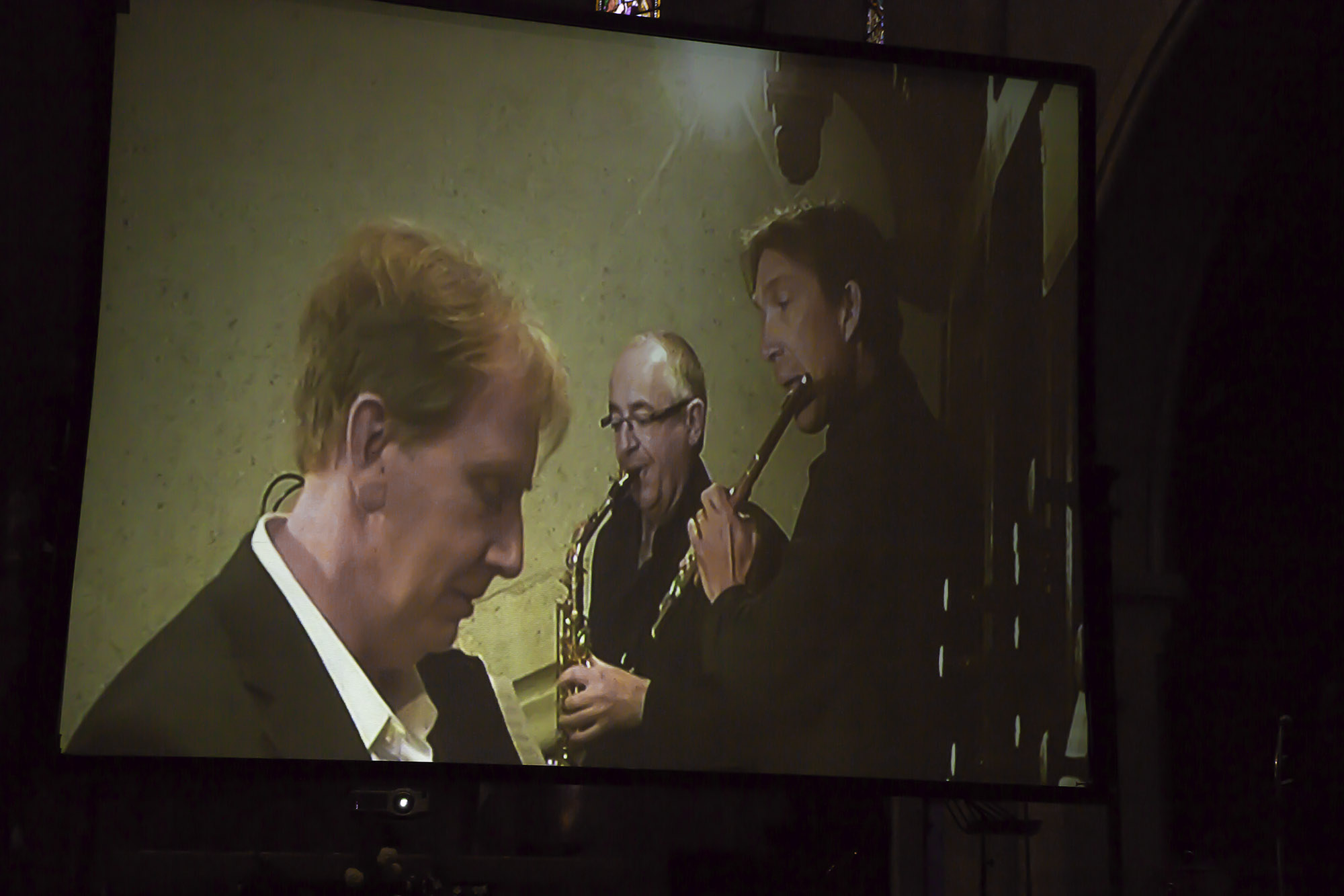 2 Le trio sur l'écran géant dans le choeur 1bis 230417.jpg