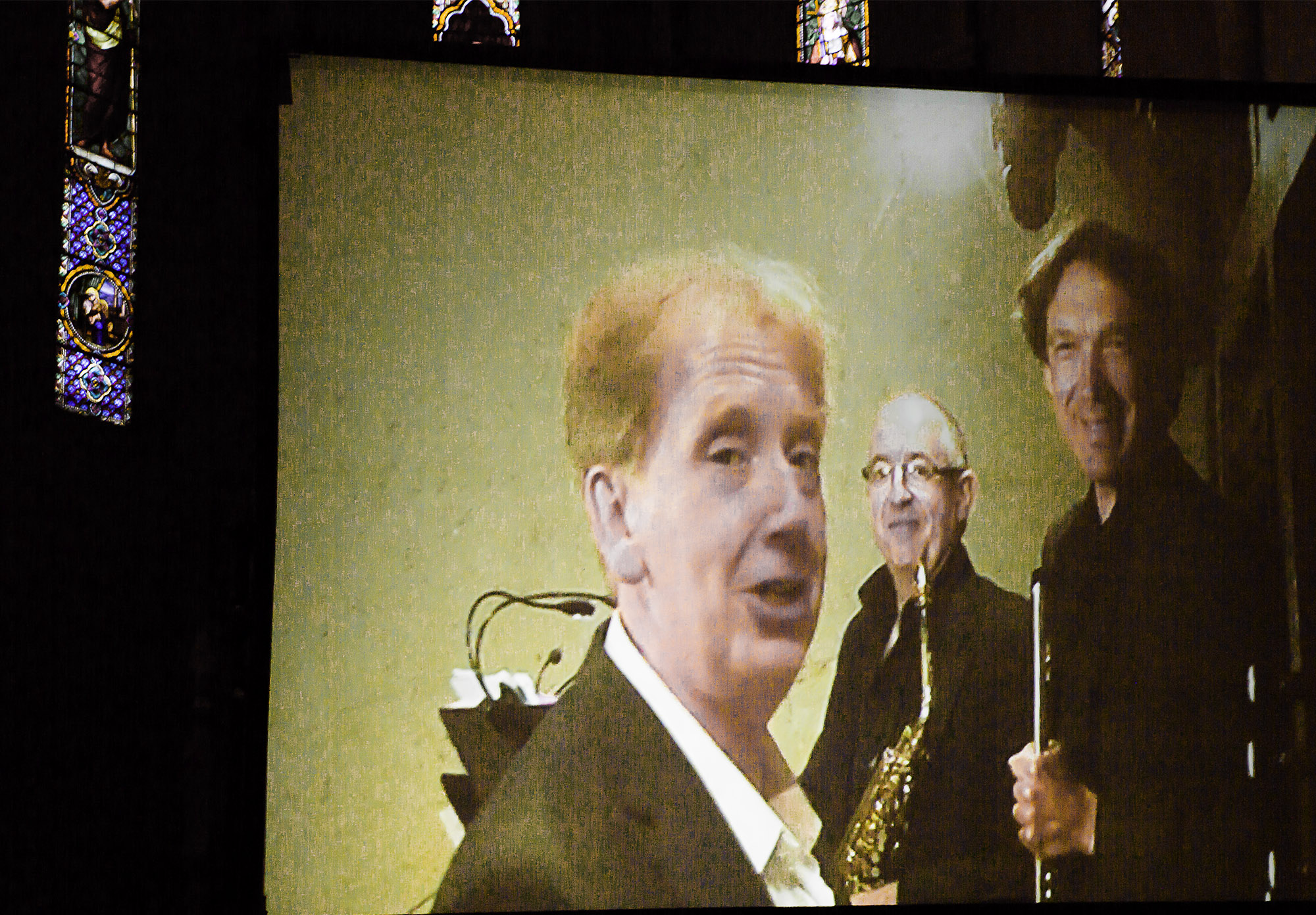 1 Le trio sur l'écran géant dans le choeur 1bis 230417.jpg