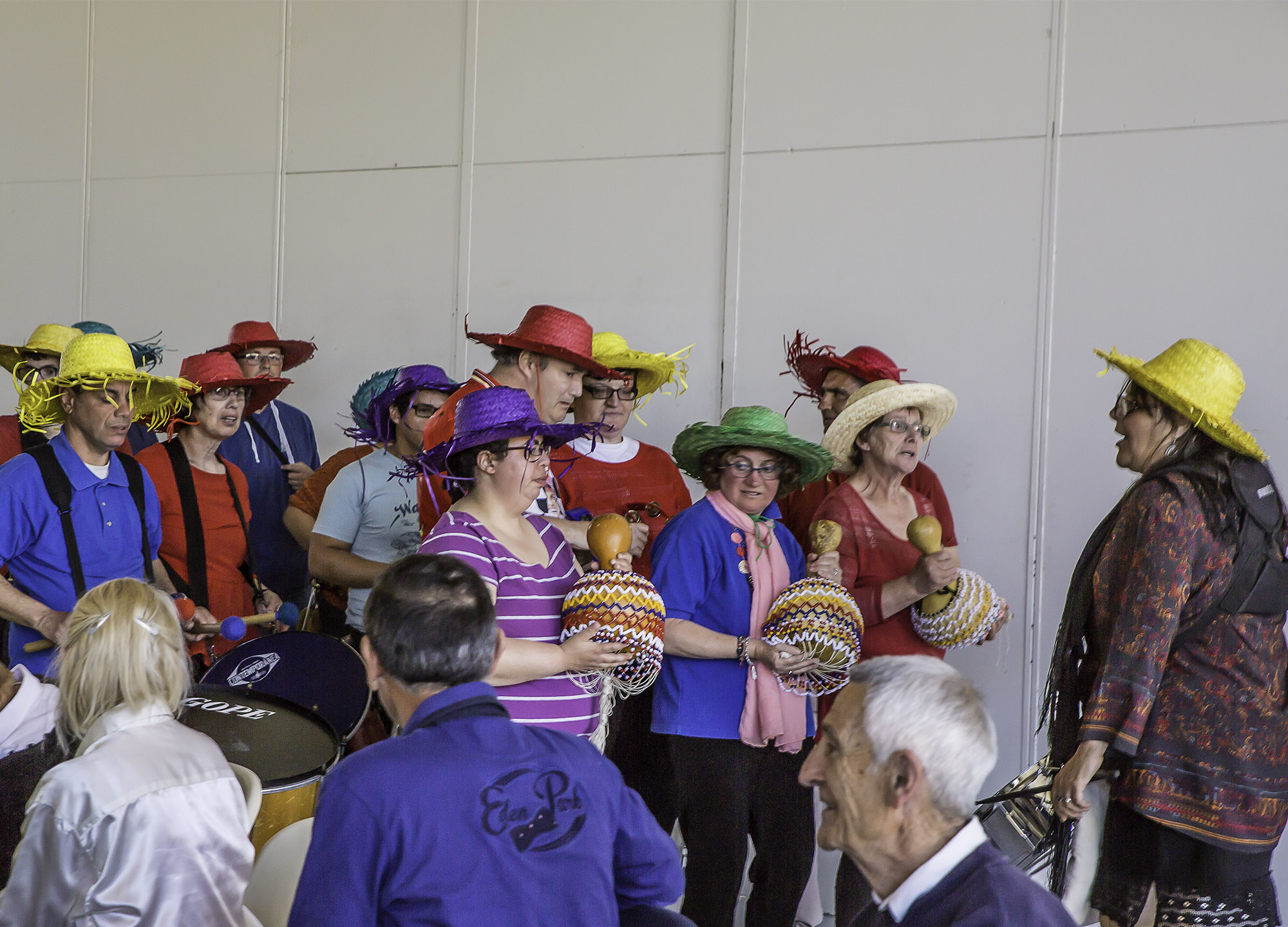 5 Le cortège de musiciens fait le tour de la salle 1bis 230417.jpg