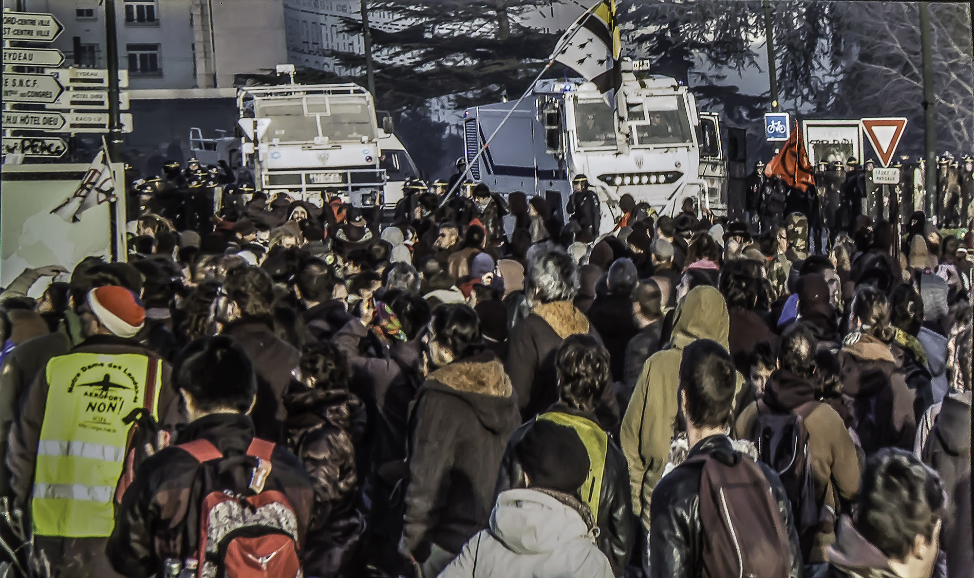 9 Manif contre l'aéroport NDDL et CRS 1bis 260417.jpg