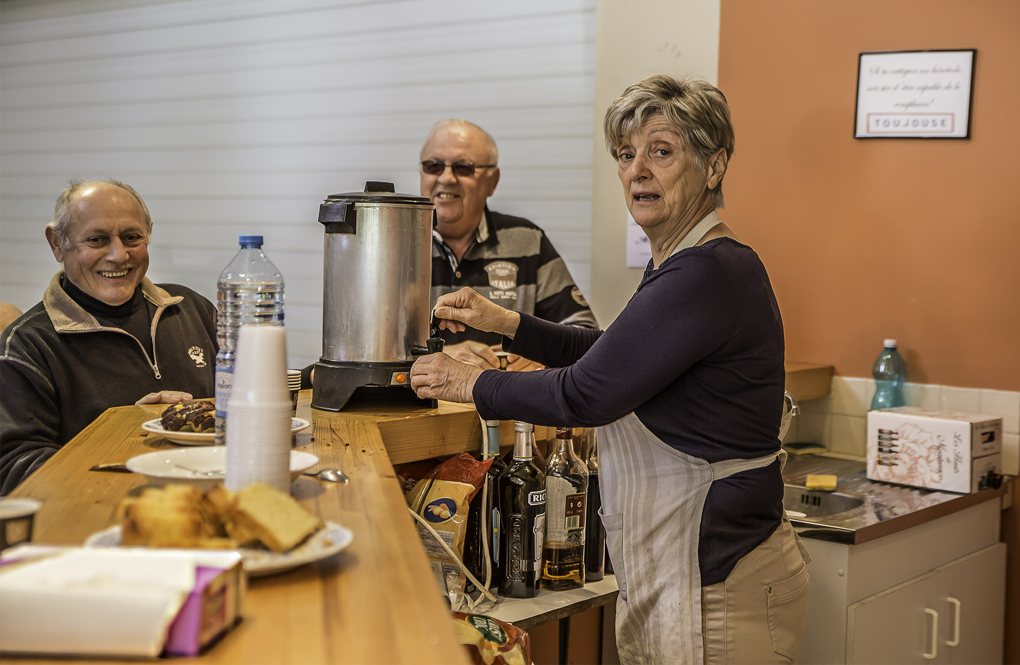 1 Marie-Reine Pagnault officie au bar 1bis 290417.jpg
