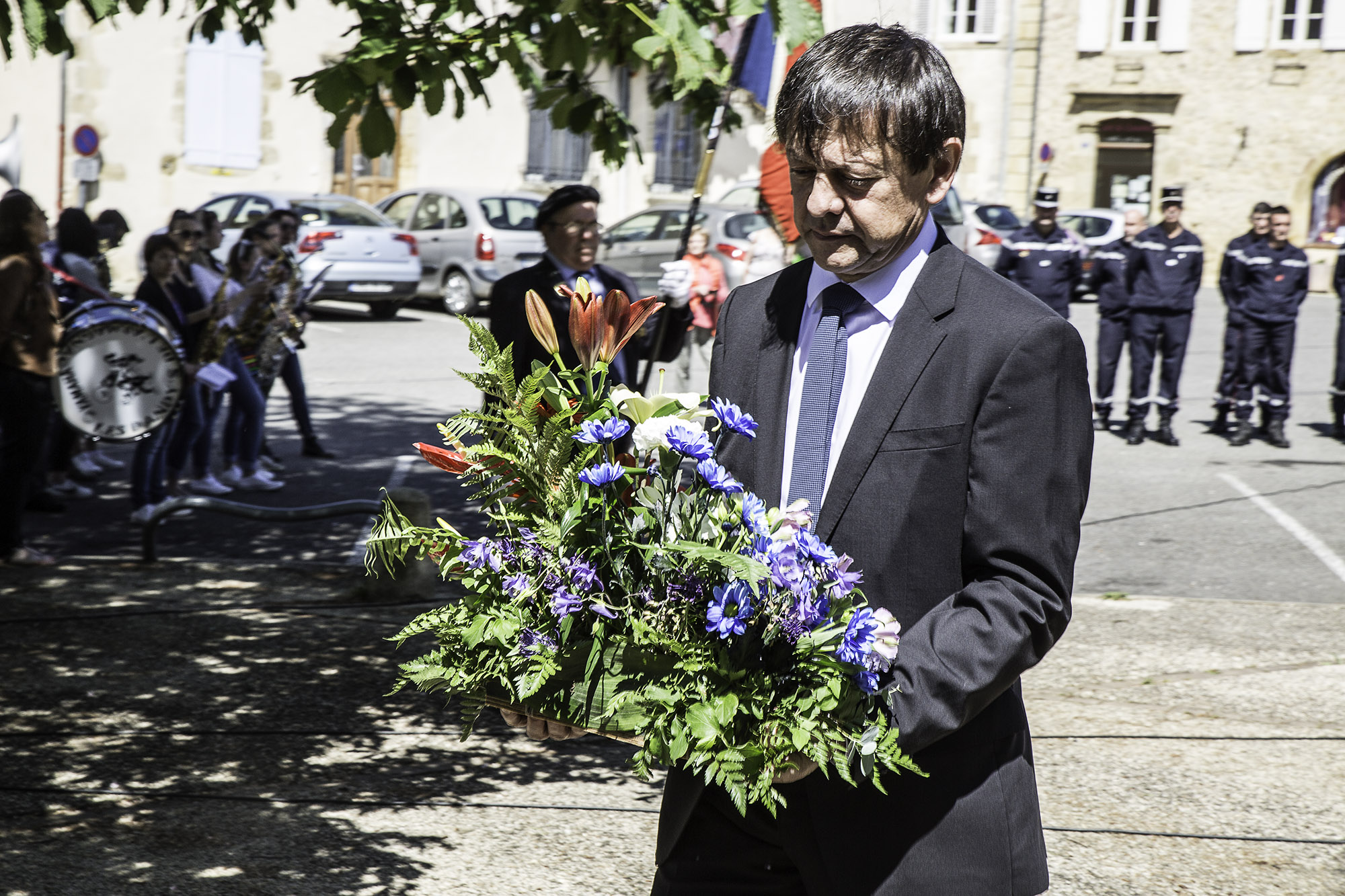 10 Philippe Baratault dépose une gerbe 1bis 080517.jpg
