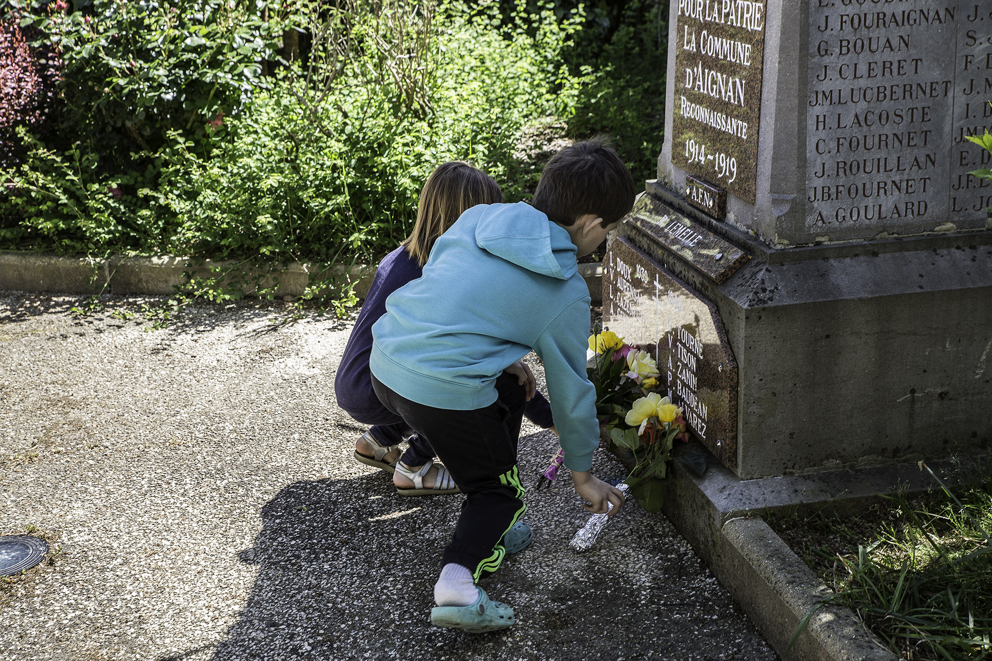 8 Les enfants déposent leurs bouquets 1bis 080517.jpg