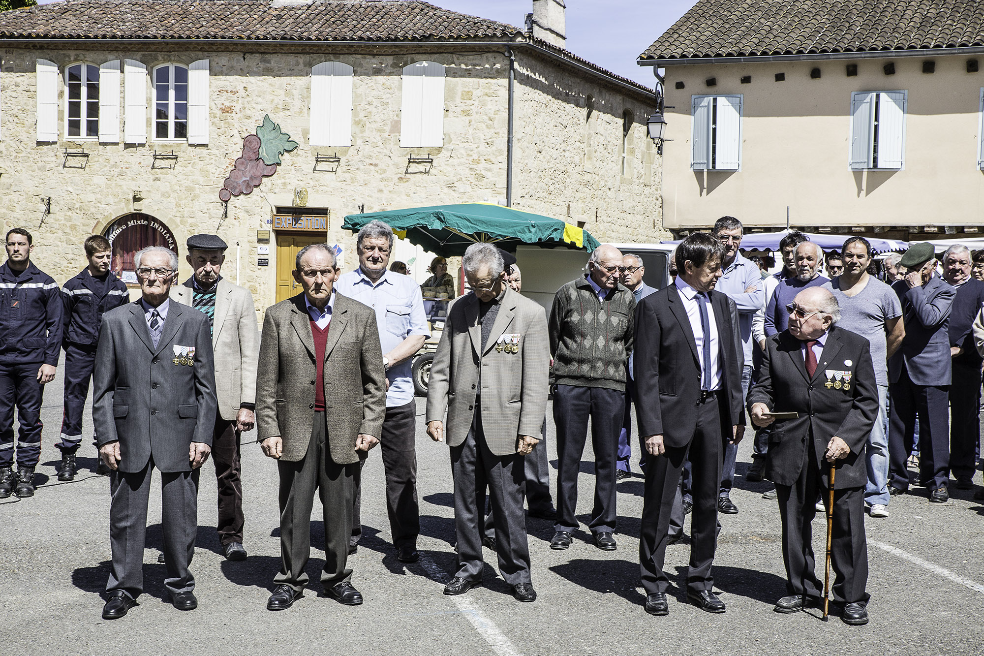 6 Marcel PavanPhilippe Baratault et anciens combattants face au monument 1bis 080517.jpg