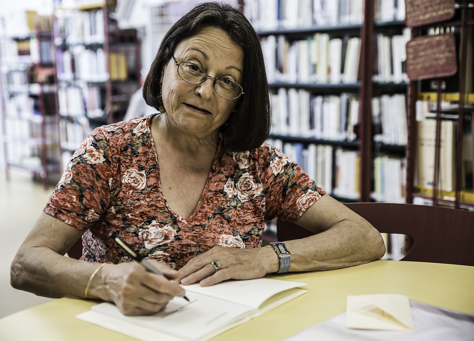 1 Françoise Vignet àla bibliothèque de Nogaro dédicaçant son recueil 1bis 260517.jpg