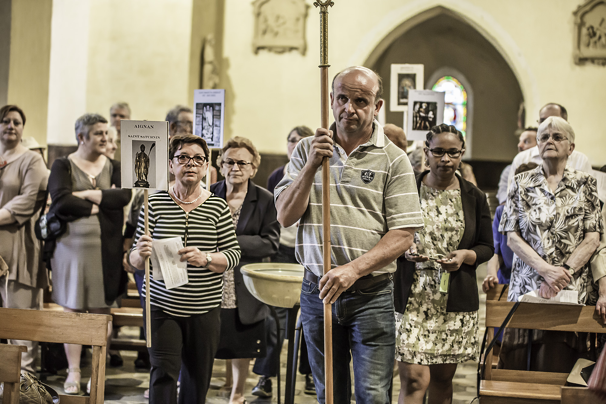 3 Le cortège avec les panonceaux des églises 1bis 280517.jpg