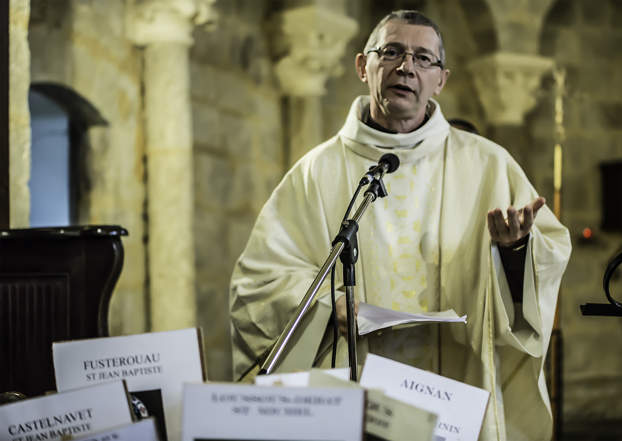 5 L'abbé Christian Delarbre explique le déroulement de la cérémonie 1bis 280517.jpg