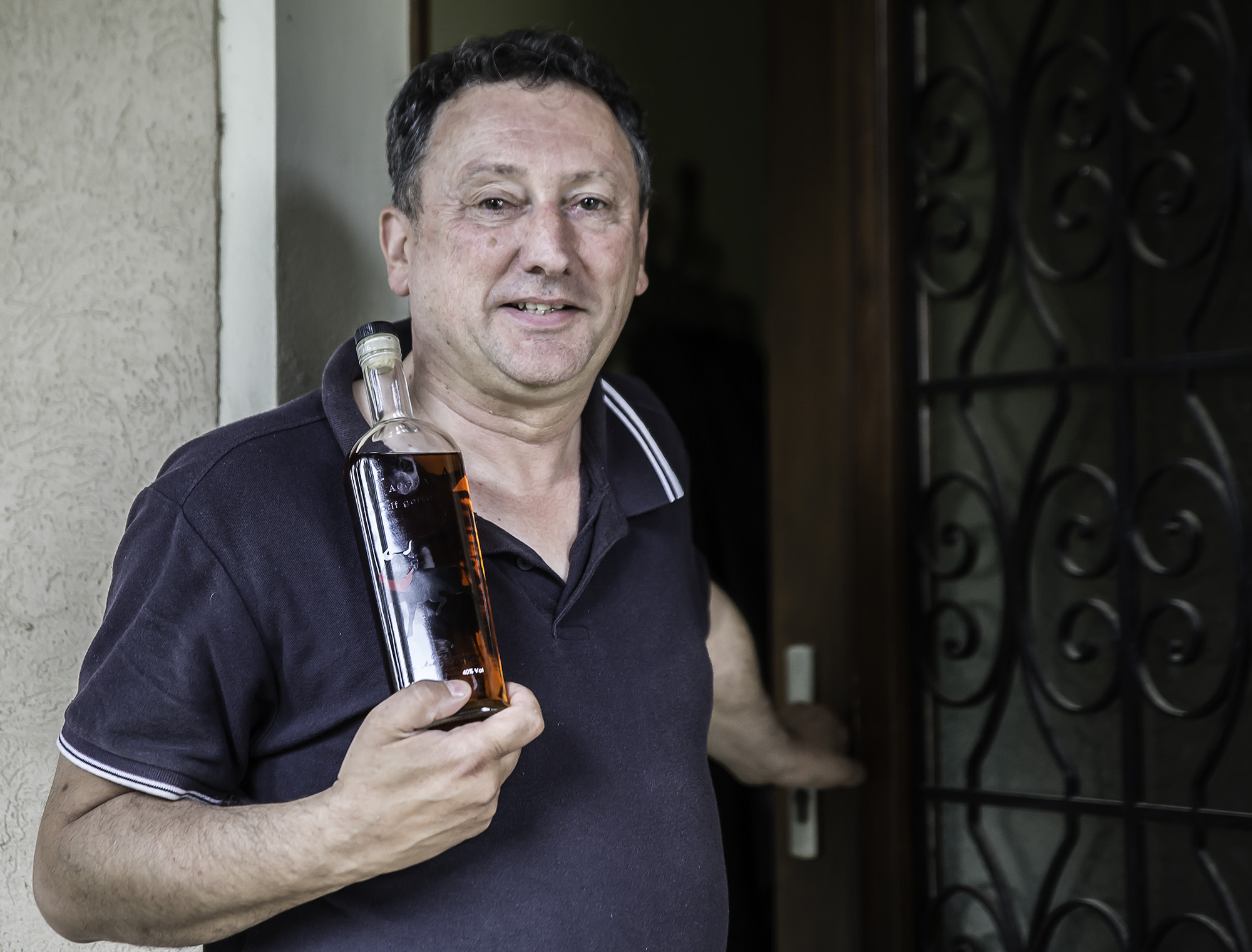 1 Eric Artiguelongue et la bouteille de Macgnara 1bis 300517.jpg