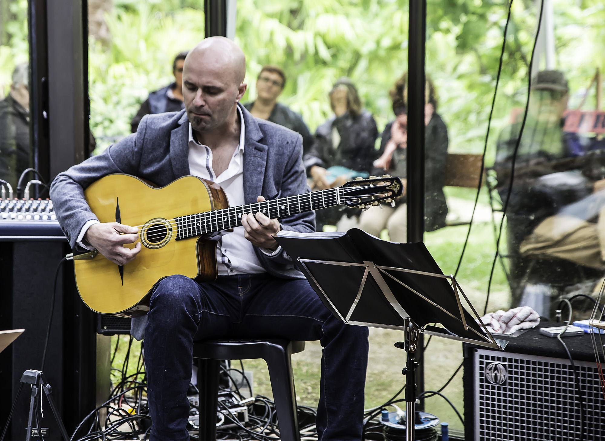 8 Eric Lecordier à la guitare sèche 1bis 040617.jpg
