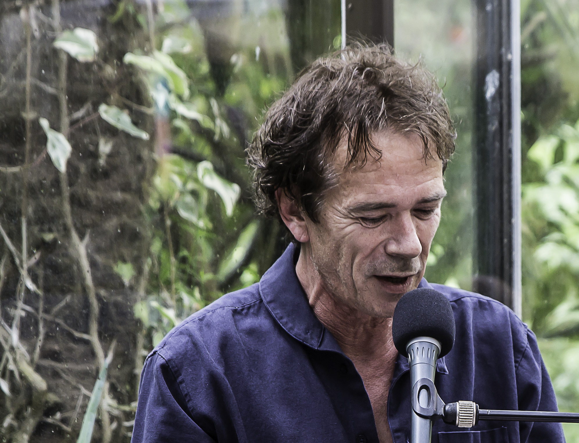 10bis gros plan Jean-Paul Vanderhaegen joue et chante 1bis 040617.jpg