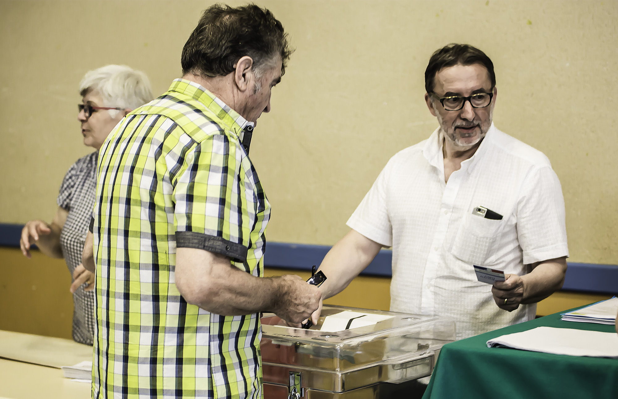 1 Le Maire officie au bureau de vote à Nogaro 1bis 110617.jpg