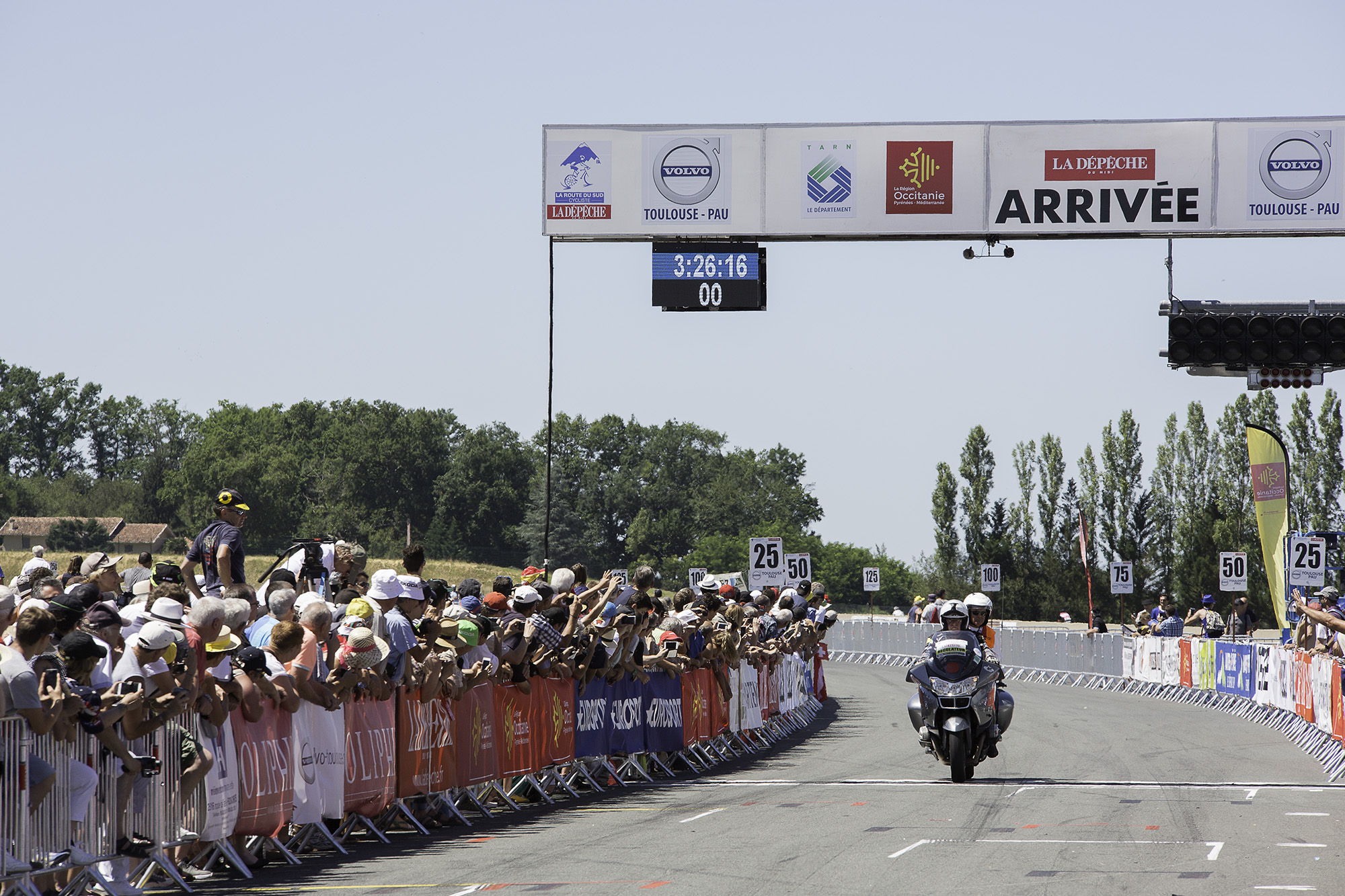 3 Arrivée de la moto de tête 1bis 180617.jpg