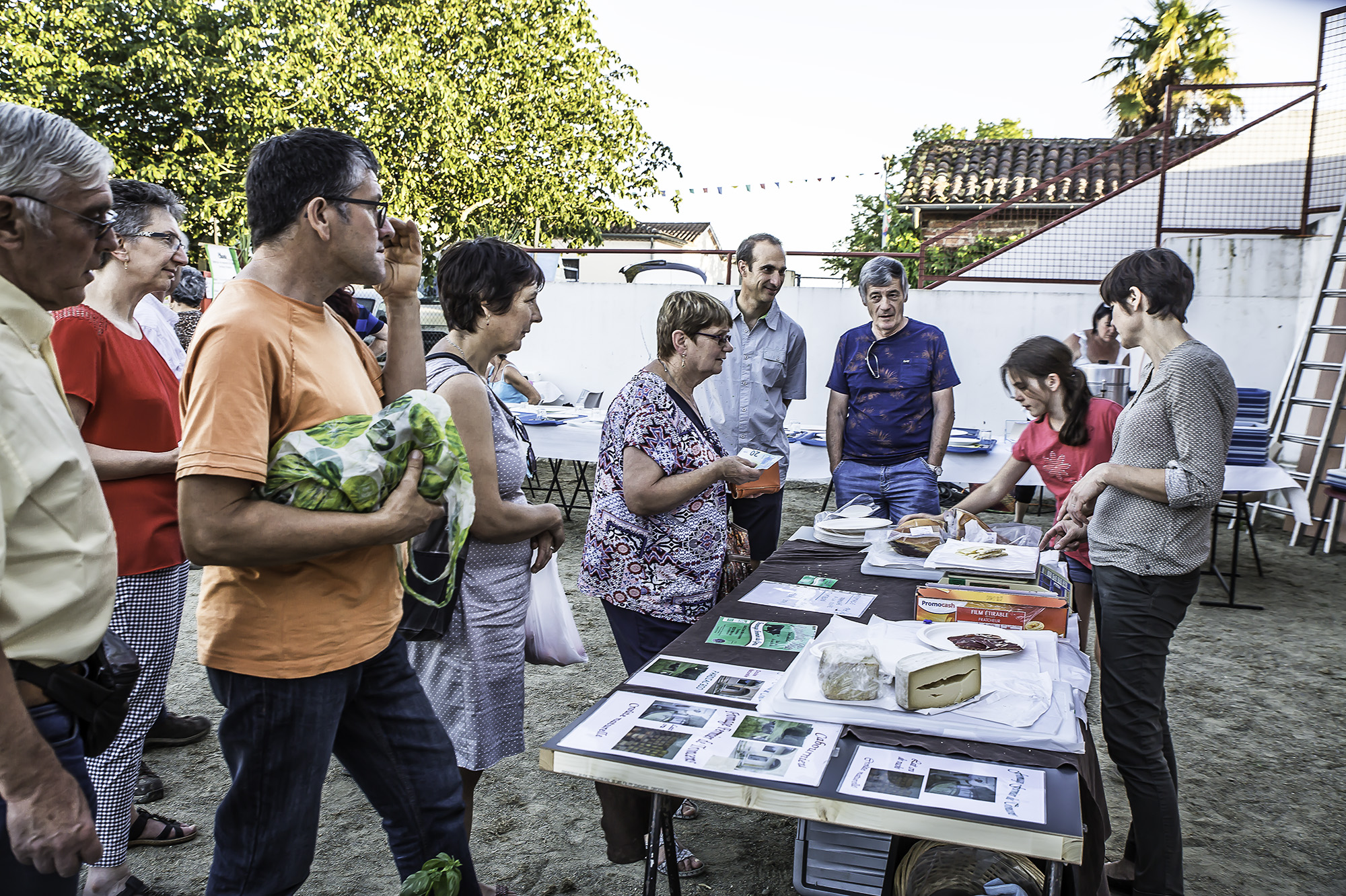 9 Devant le stand de la ferme de Troncens 1bis 160617.jpg