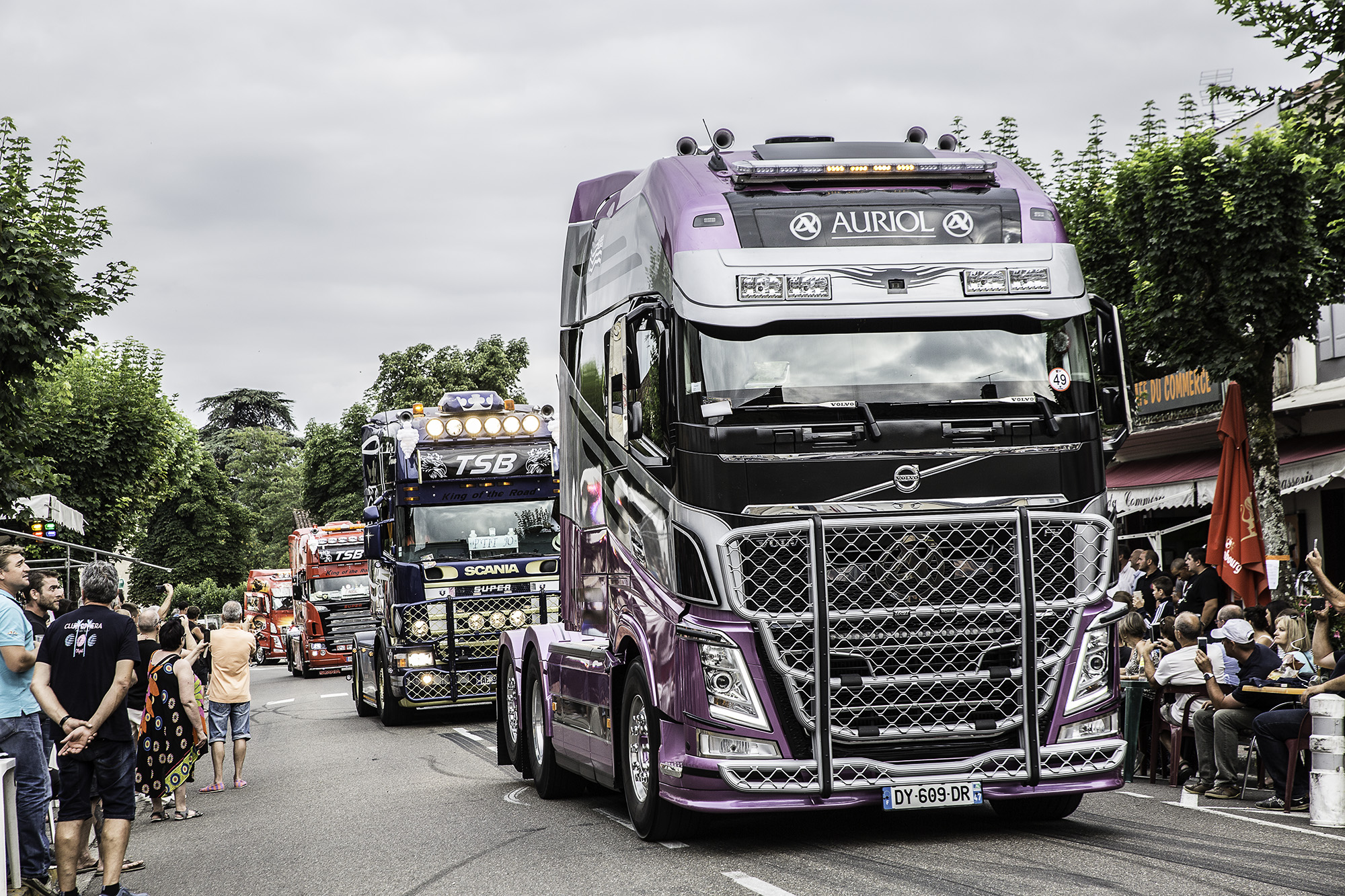 4 Dans le défilé 1 Volvo 1bis 240617.jpg