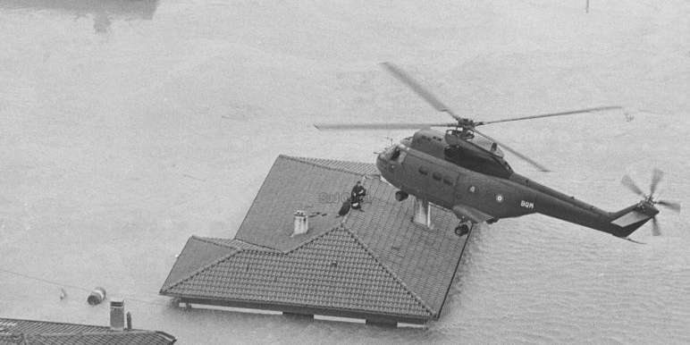 en-1977-les-helicopteres-avaient-permis-d-evacuer-des-habitants-coinces-dans-leurs-habitations   VINCENT OLIVAR.jpg