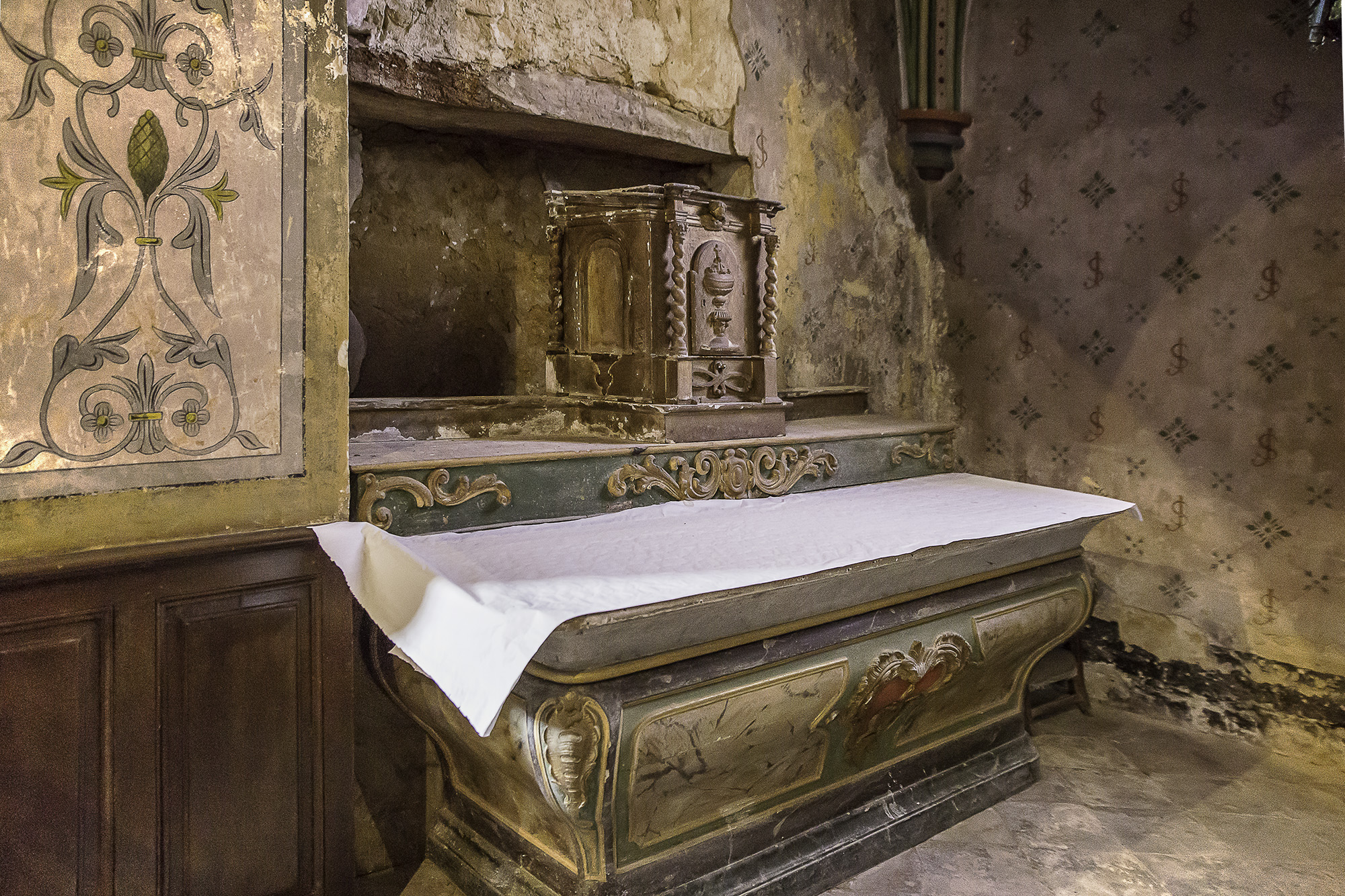 6bis le maître autel remisé dans une chapelle latérale avec le tabernacle 1bis 200717.jpg