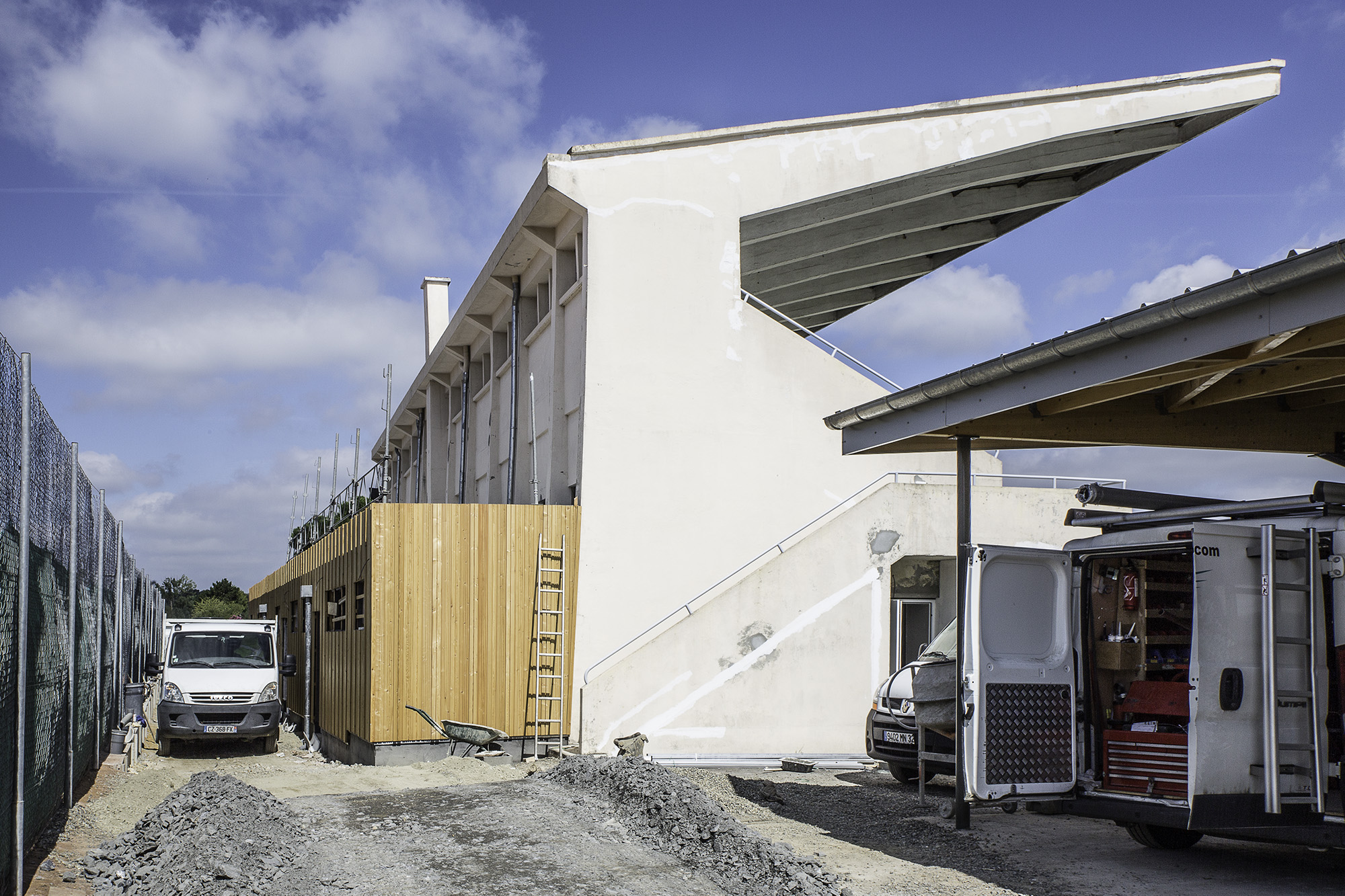 2 En jaune l'extension des vestiaires 1bis 270717.jpg