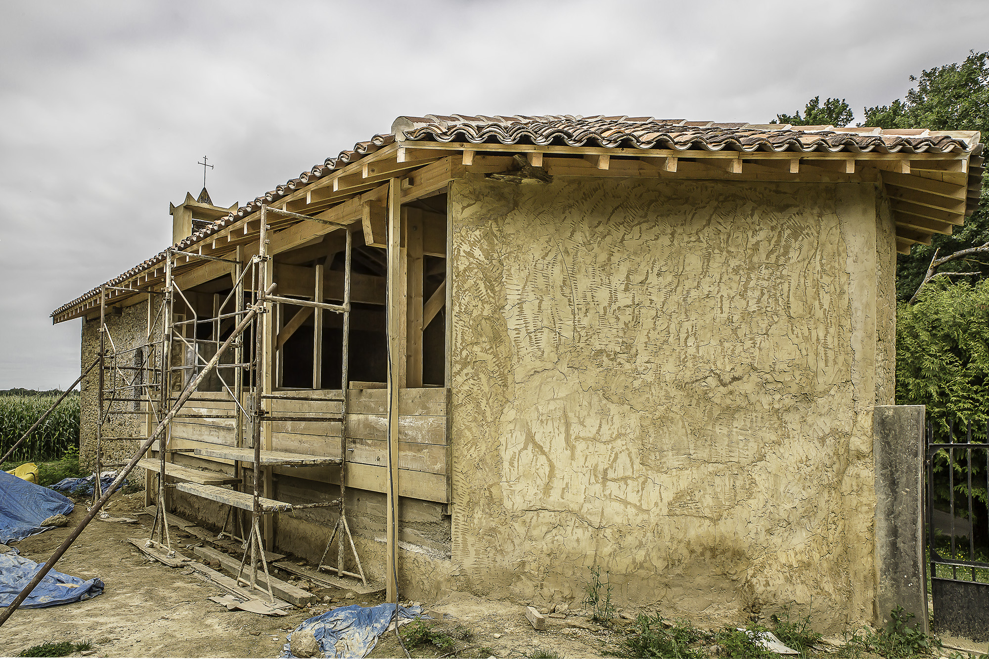 11 Gros plan sur le mur d'adobe en cours d'achèvement 1bis 280717.jpg
