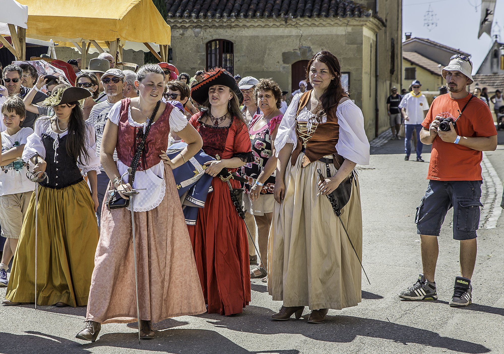 3 Belles dames et touristes assistent à la scène - 1bis 140816.jpg
