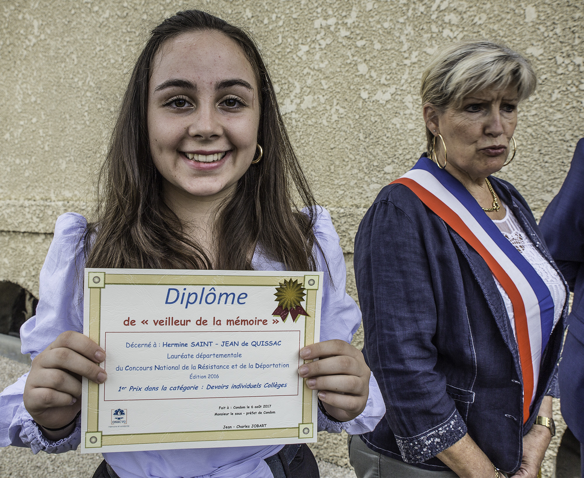 7 Hermine montre son diplôme 1bis 060817.jpg