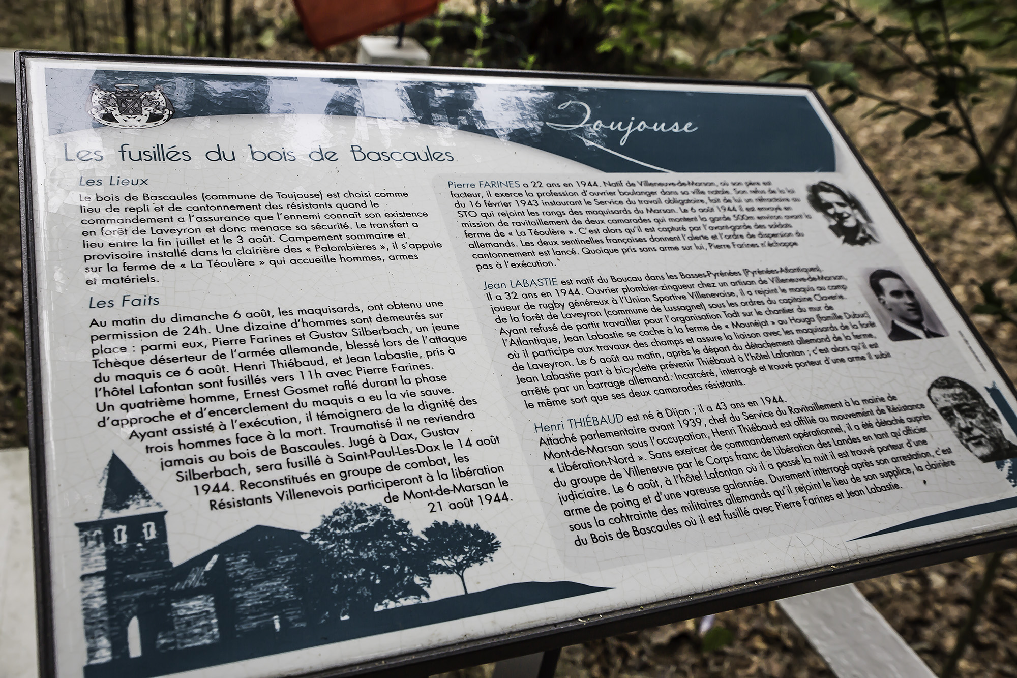 11 Le pupitre à côté de la stèle raconte les faits 1bis 060817.jpg